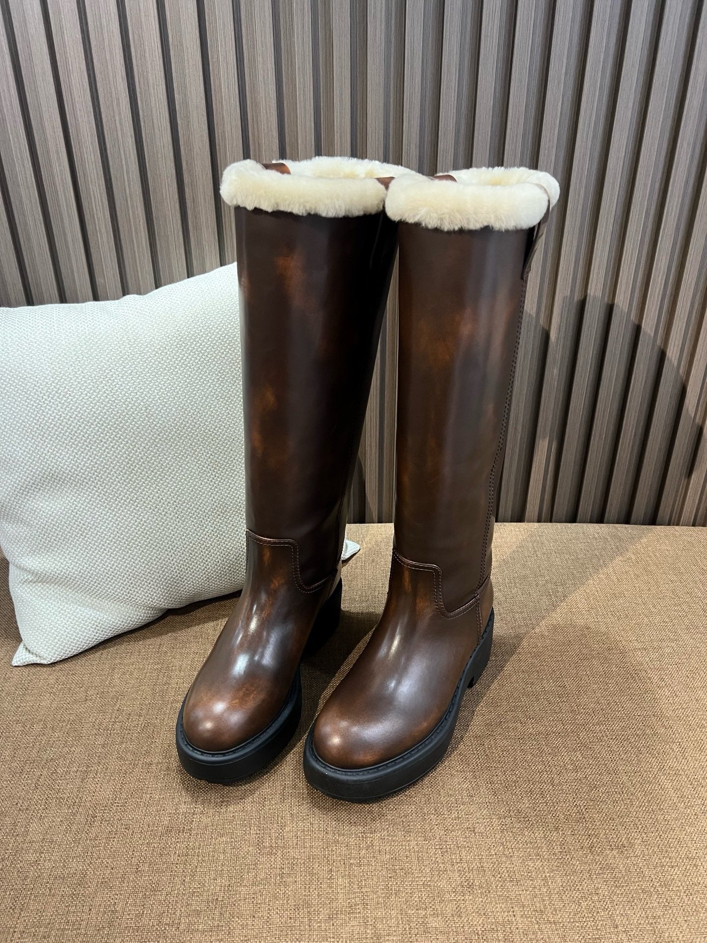 미우미우 시어링 가죽 롱 부츠 시에나