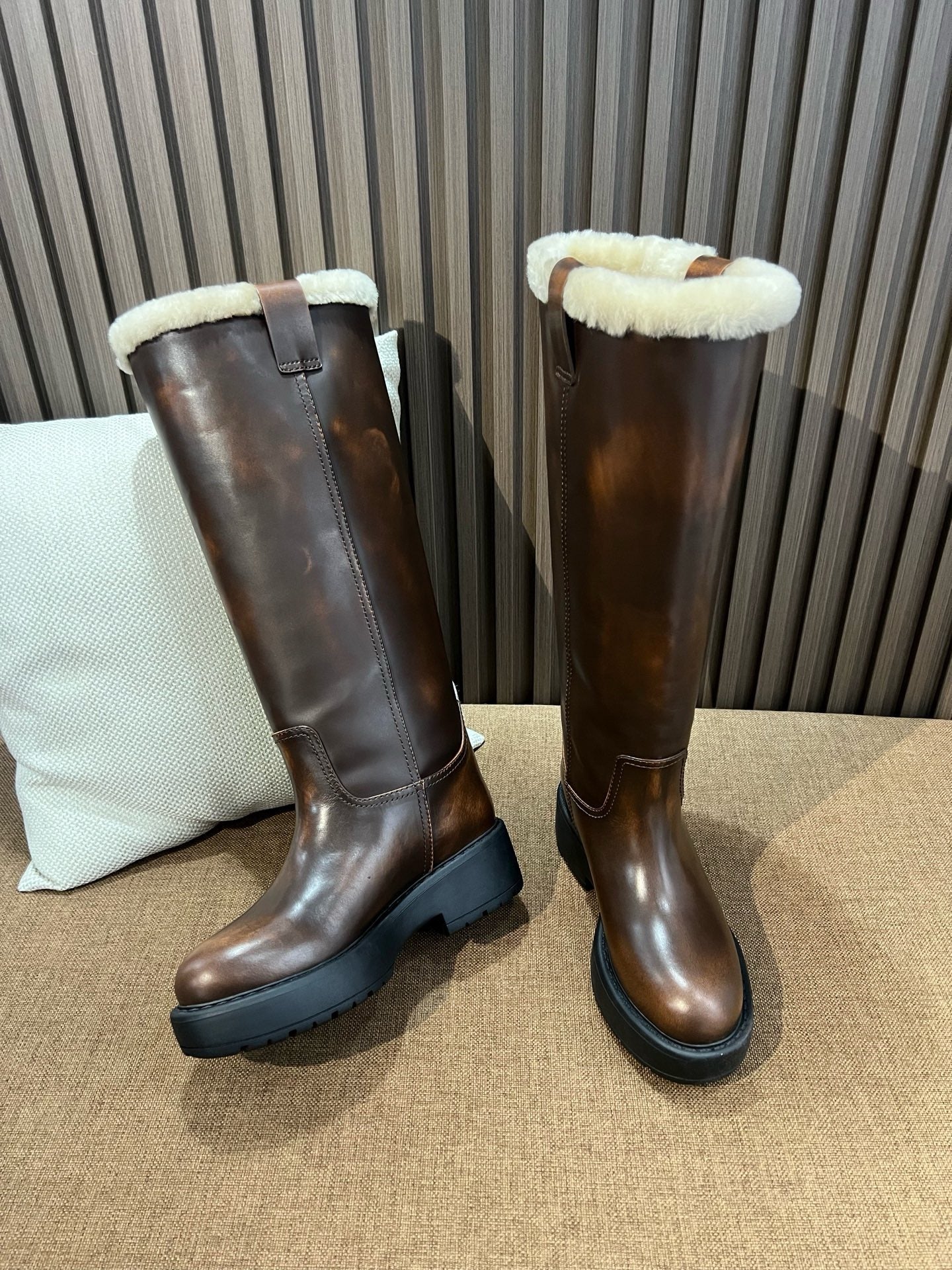 미우미우 시어링 가죽 롱 부츠 시에나