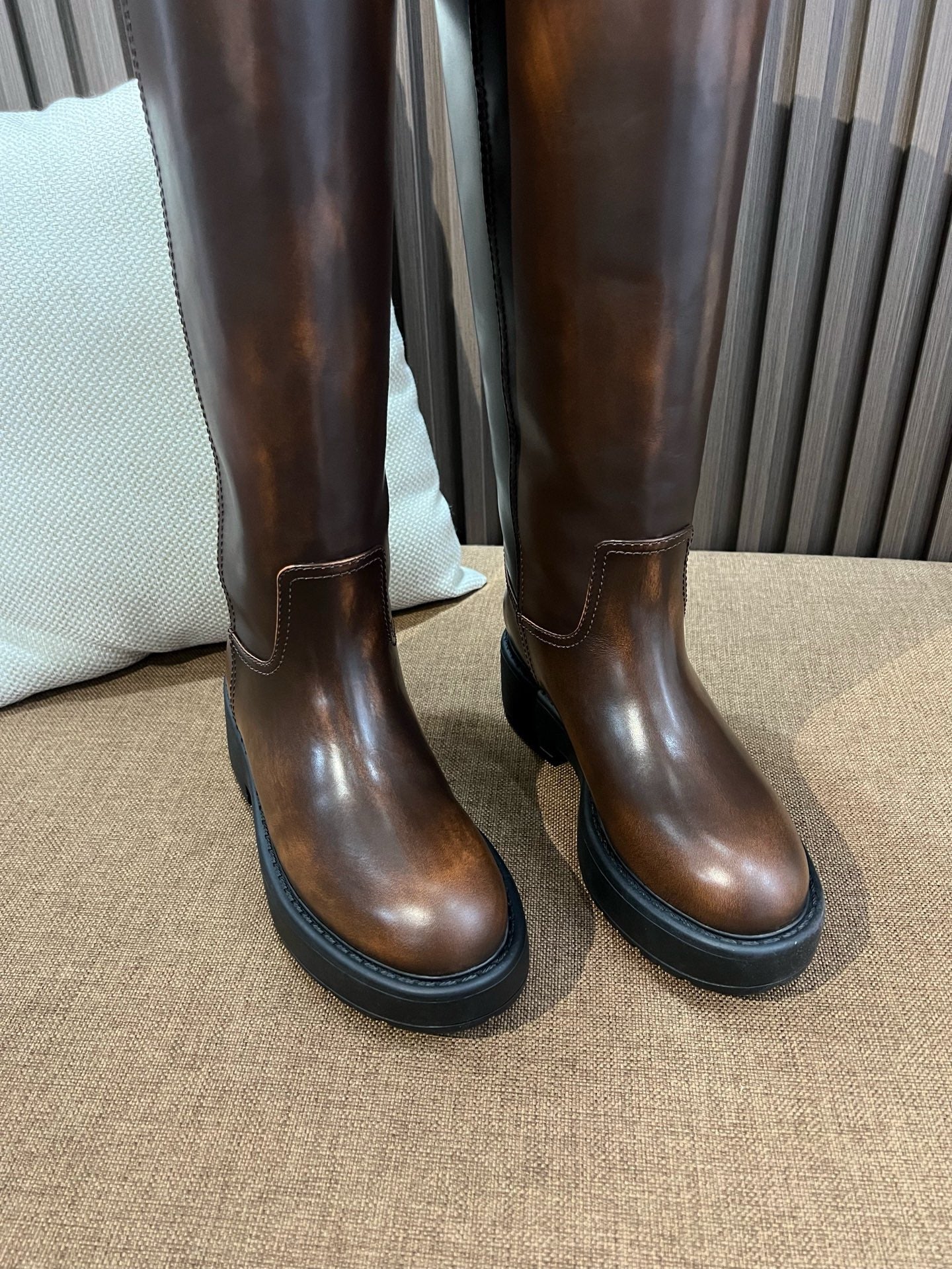 미우미우 시어링 가죽 롱 부츠 시에나