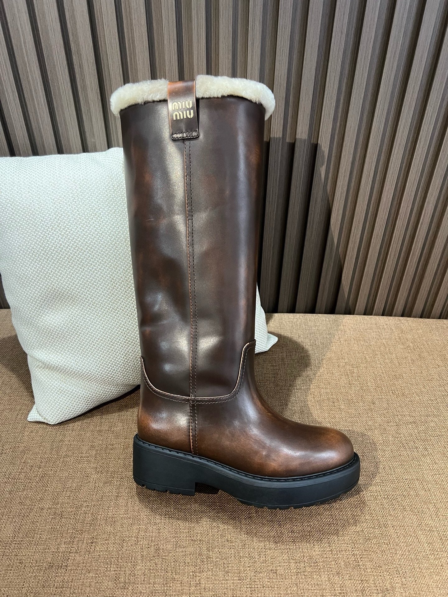 미우미우 시어링 가죽 롱 부츠 시에나