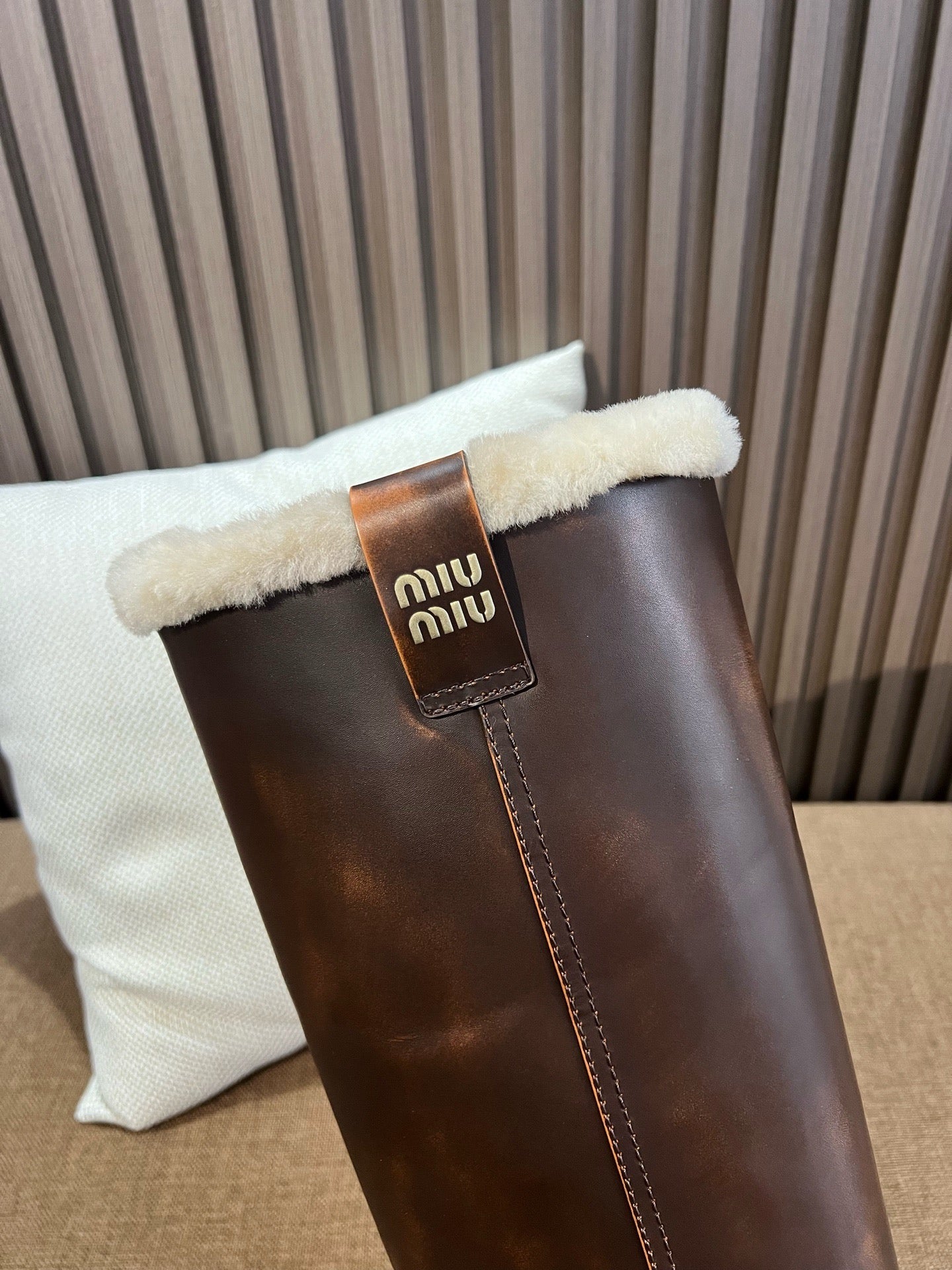 미우미우 시어링 가죽 롱 부츠 시에나
