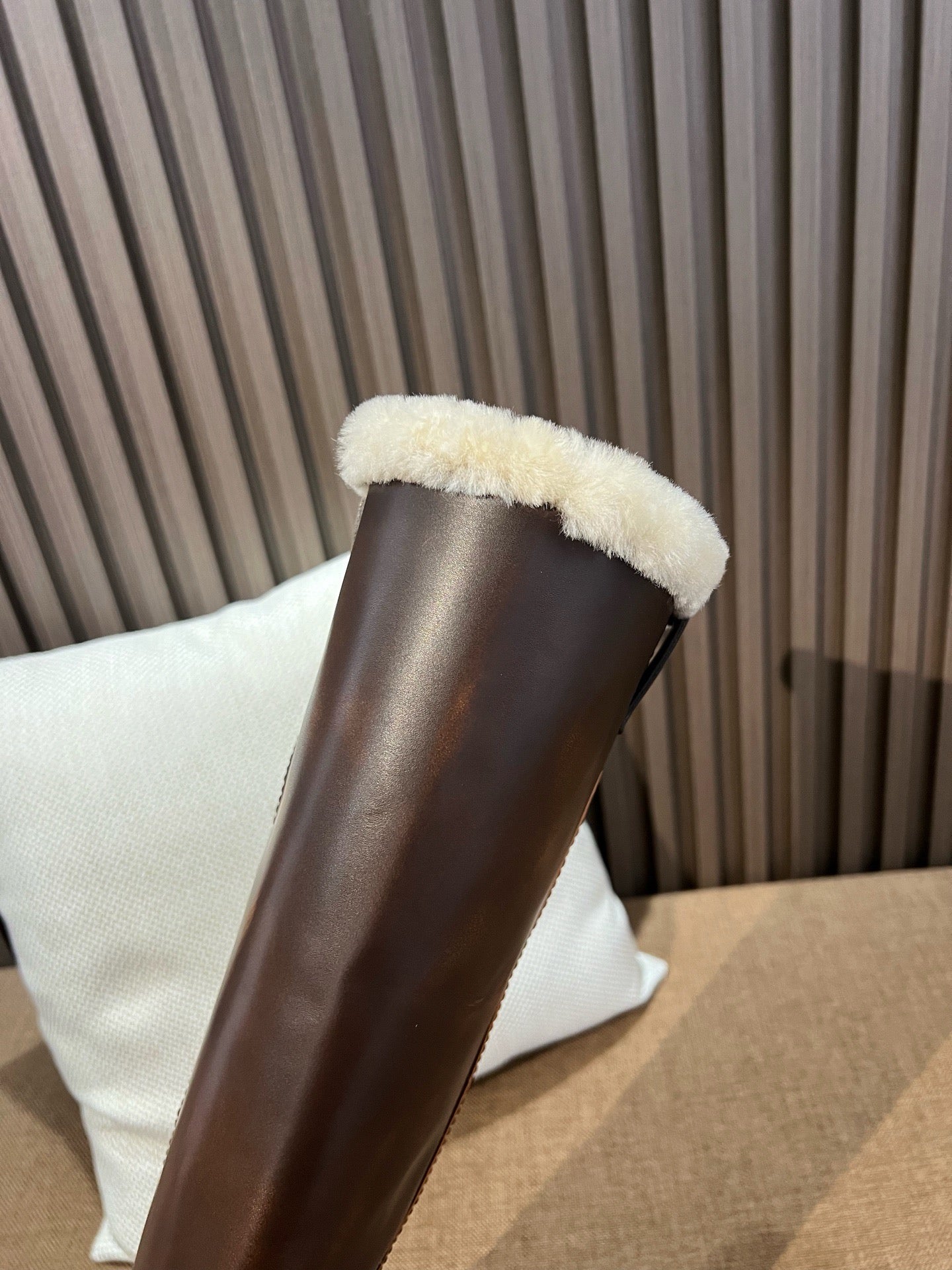 미우미우 시어링 가죽 롱 부츠 시에나