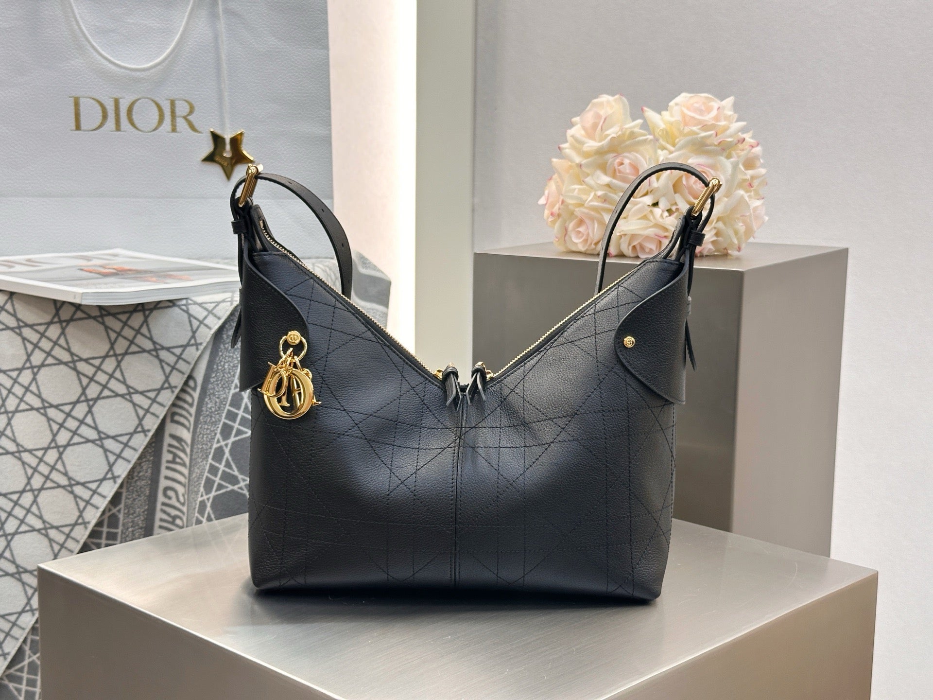 디올 보야주 백 플랫 매크로 까나쥬 그레인드 카프스킨 미디움