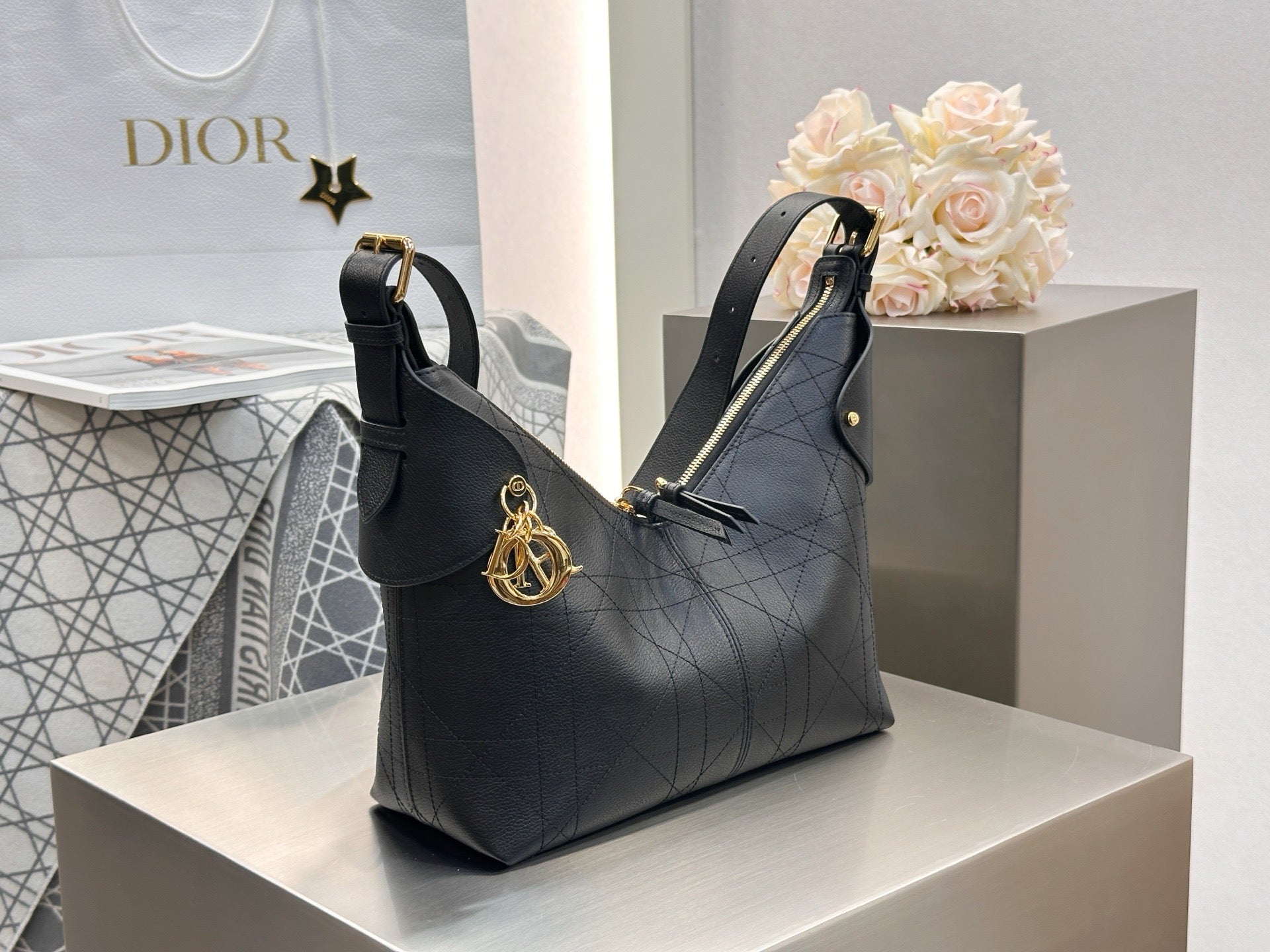 디올 보야주 백 플랫 매크로 까나쥬 그레인드 카프스킨 미디움