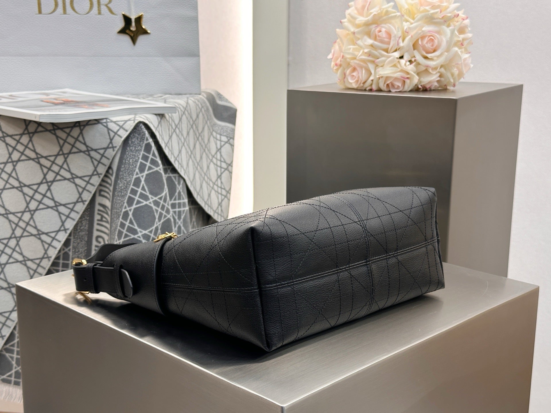 디올 보야주 백 플랫 매크로 까나쥬 그레인드 카프스킨 미디움