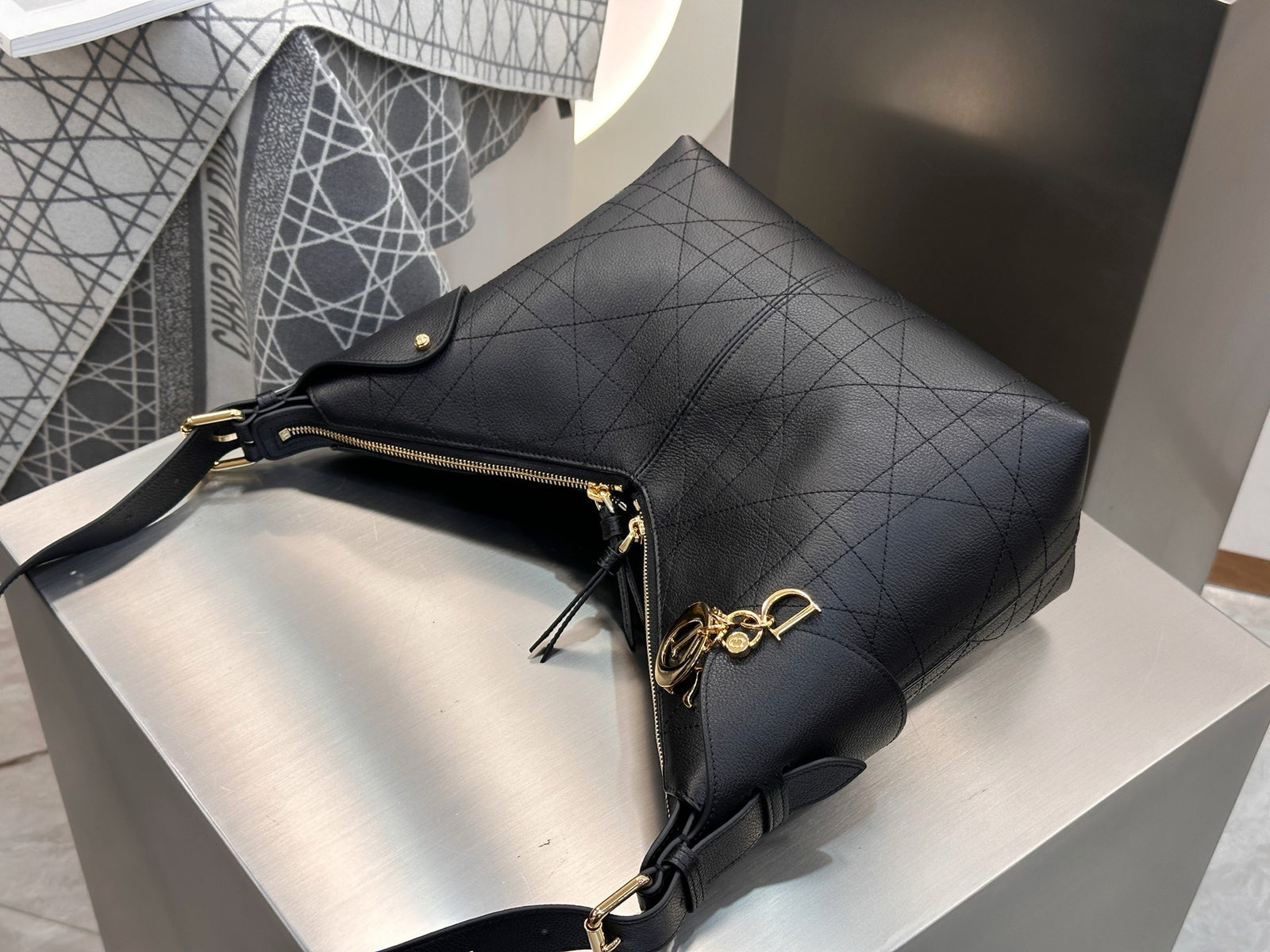 디올 보야주 백 플랫 매크로 까나쥬 그레인드 카프스킨 미디움