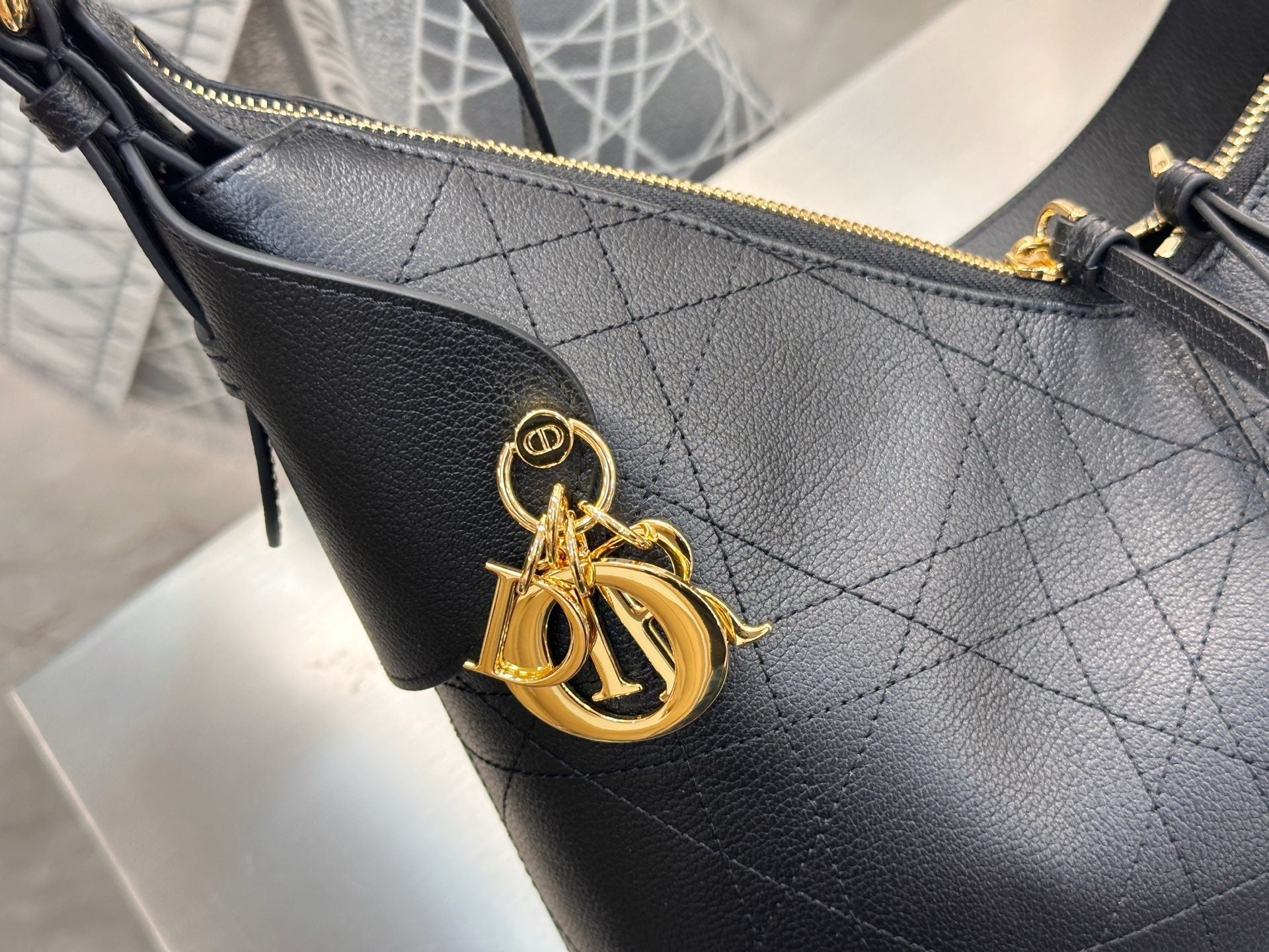 디올 보야주 백 플랫 매크로 까나쥬 그레인드 카프스킨 미디움