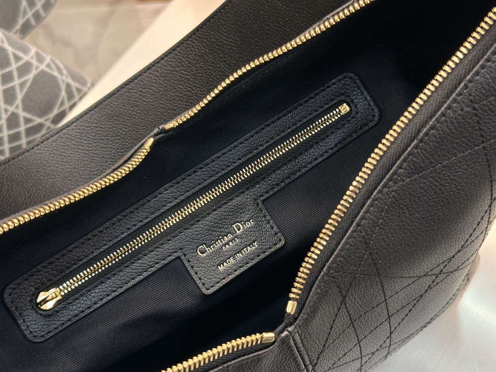 디올 보야주 백 플랫 매크로 까나쥬 그레인드 카프스킨 미디움