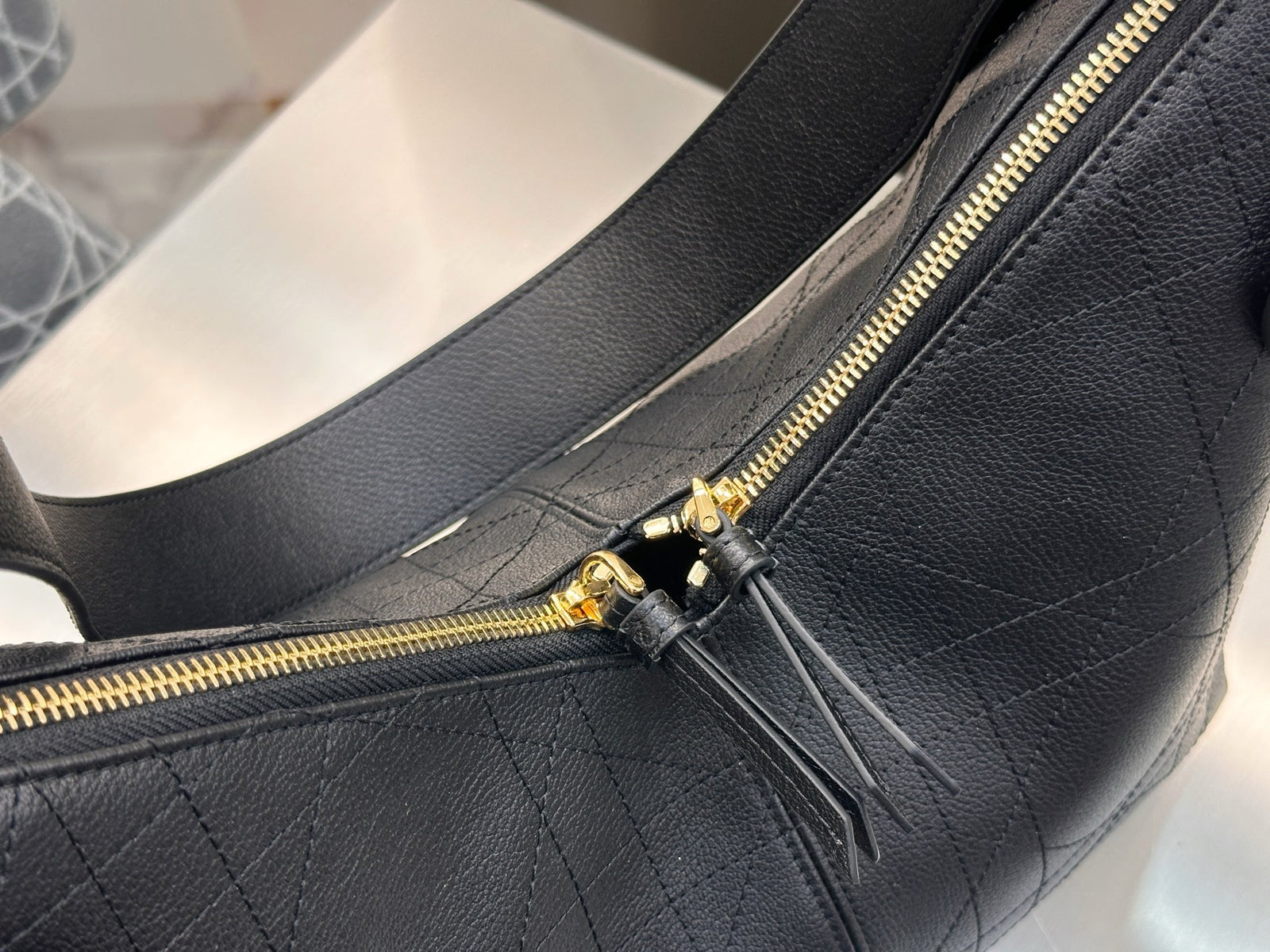 디올 보야주 백 플랫 매크로 까나쥬 그레인드 카프스킨 미디움