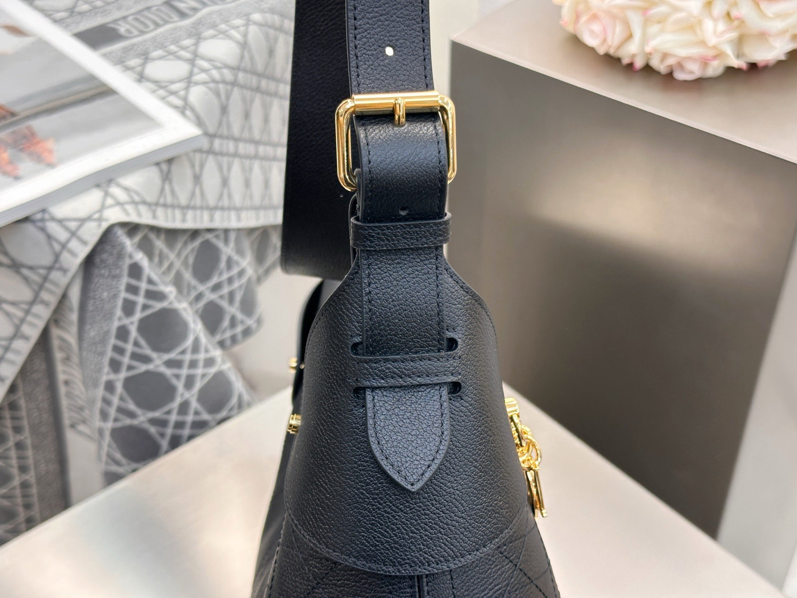 디올 보야주 백 플랫 매크로 까나쥬 그레인드 카프스킨 미디움