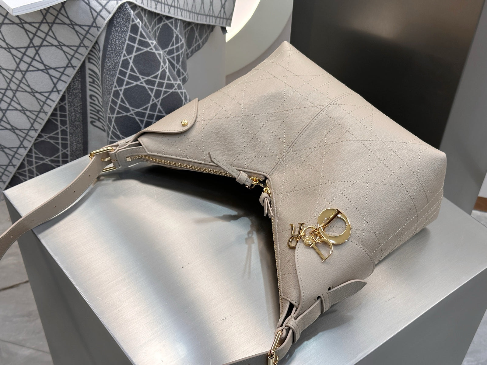 디올 보야주 백 플랫 매크로 까나쥬 그레인드 카프스킨 미디움