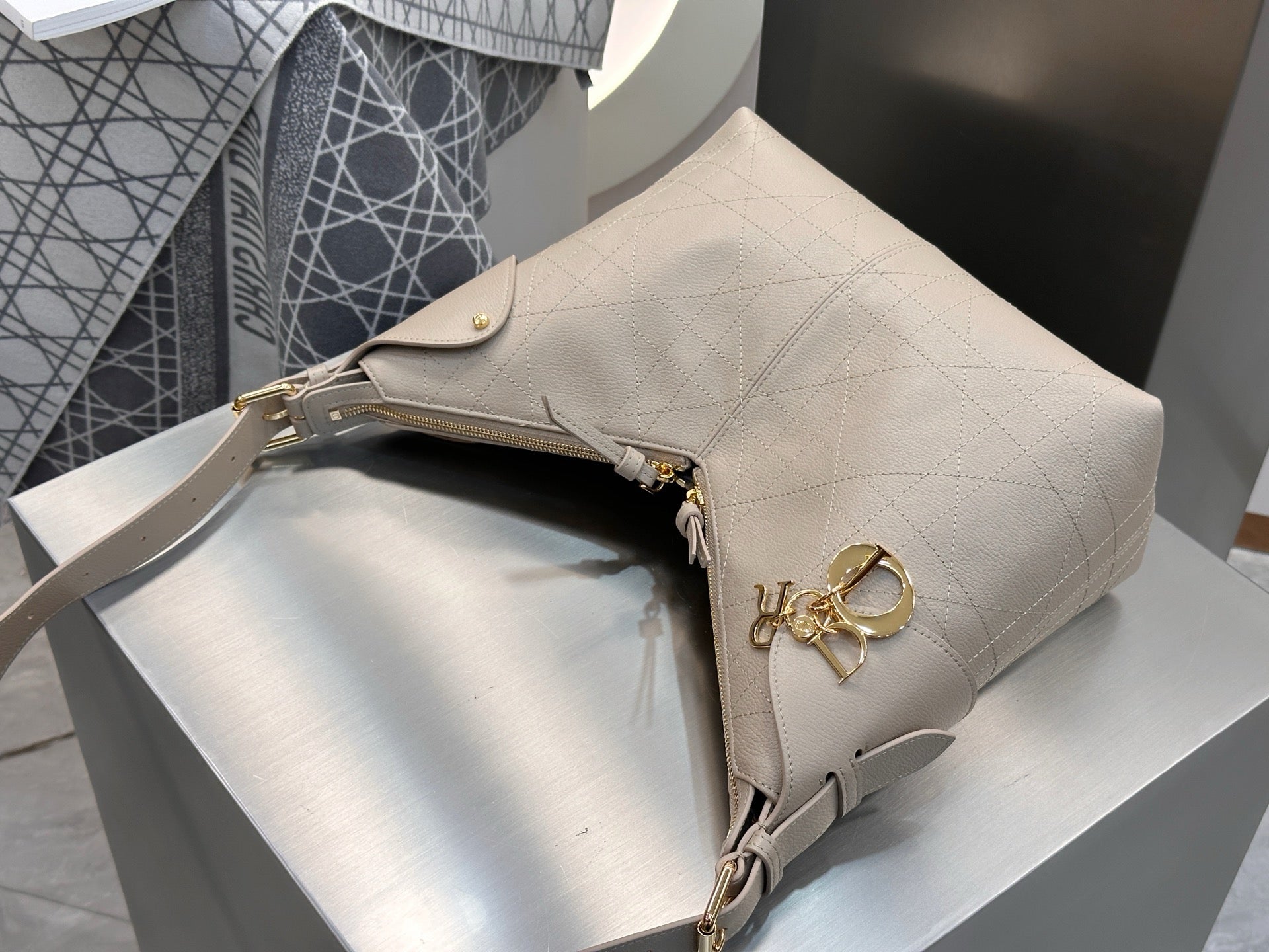 디올 보야주 백 플랫 매크로 까나쥬 그레인드 카프스킨 미디움