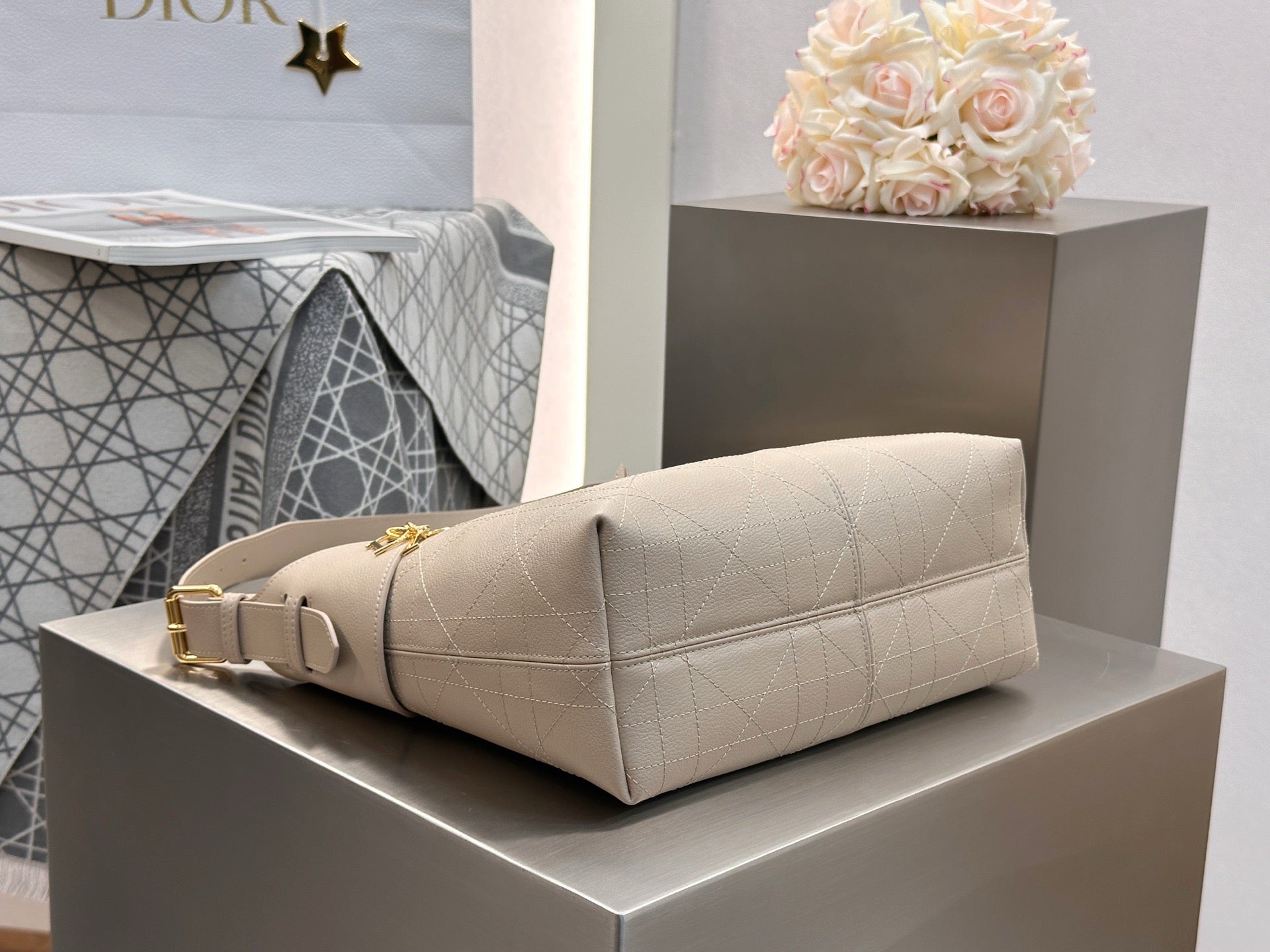 디올 보야주 백 플랫 매크로 까나쥬 그레인드 카프스킨 미디움