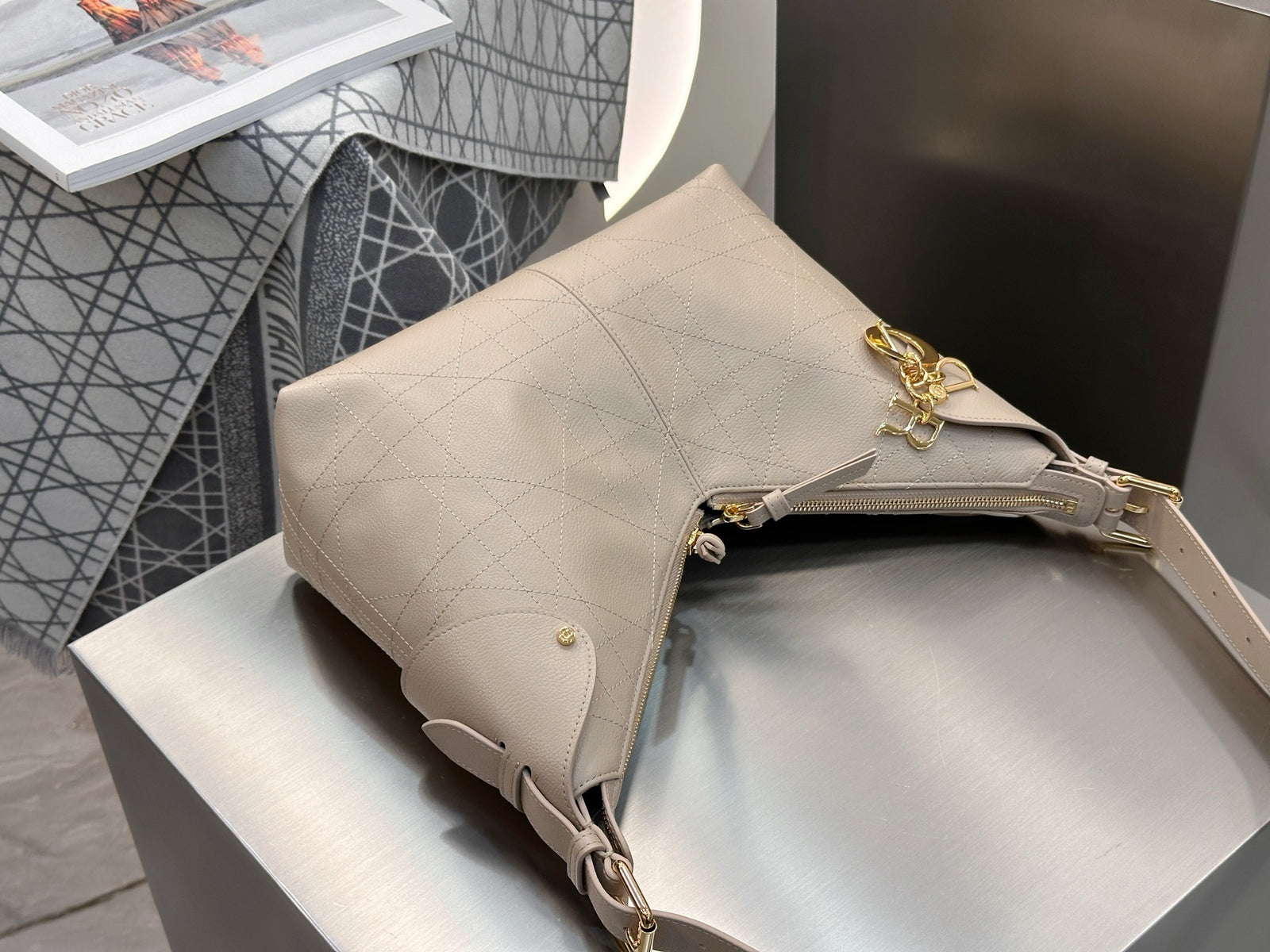 디올 보야주 백 플랫 매크로 까나쥬 그레인드 카프스킨 미디움