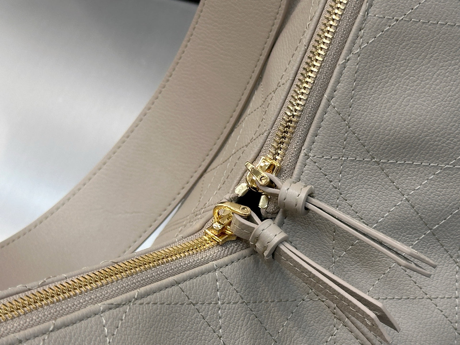 디올 보야주 백 플랫 매크로 까나쥬 그레인드 카프스킨 미디움