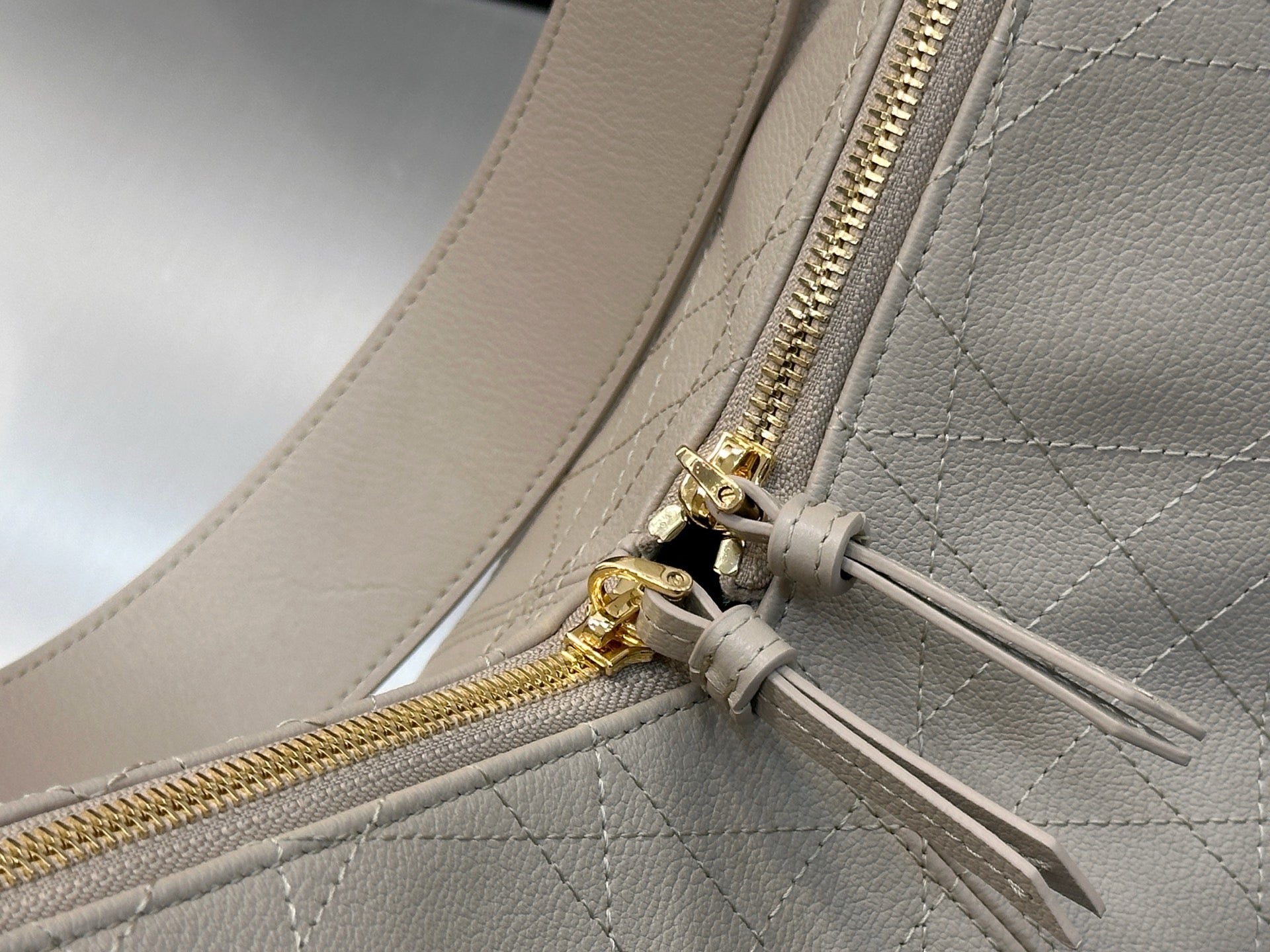 디올 보야주 백 플랫 매크로 까나쥬 그레인드 카프스킨 미디움