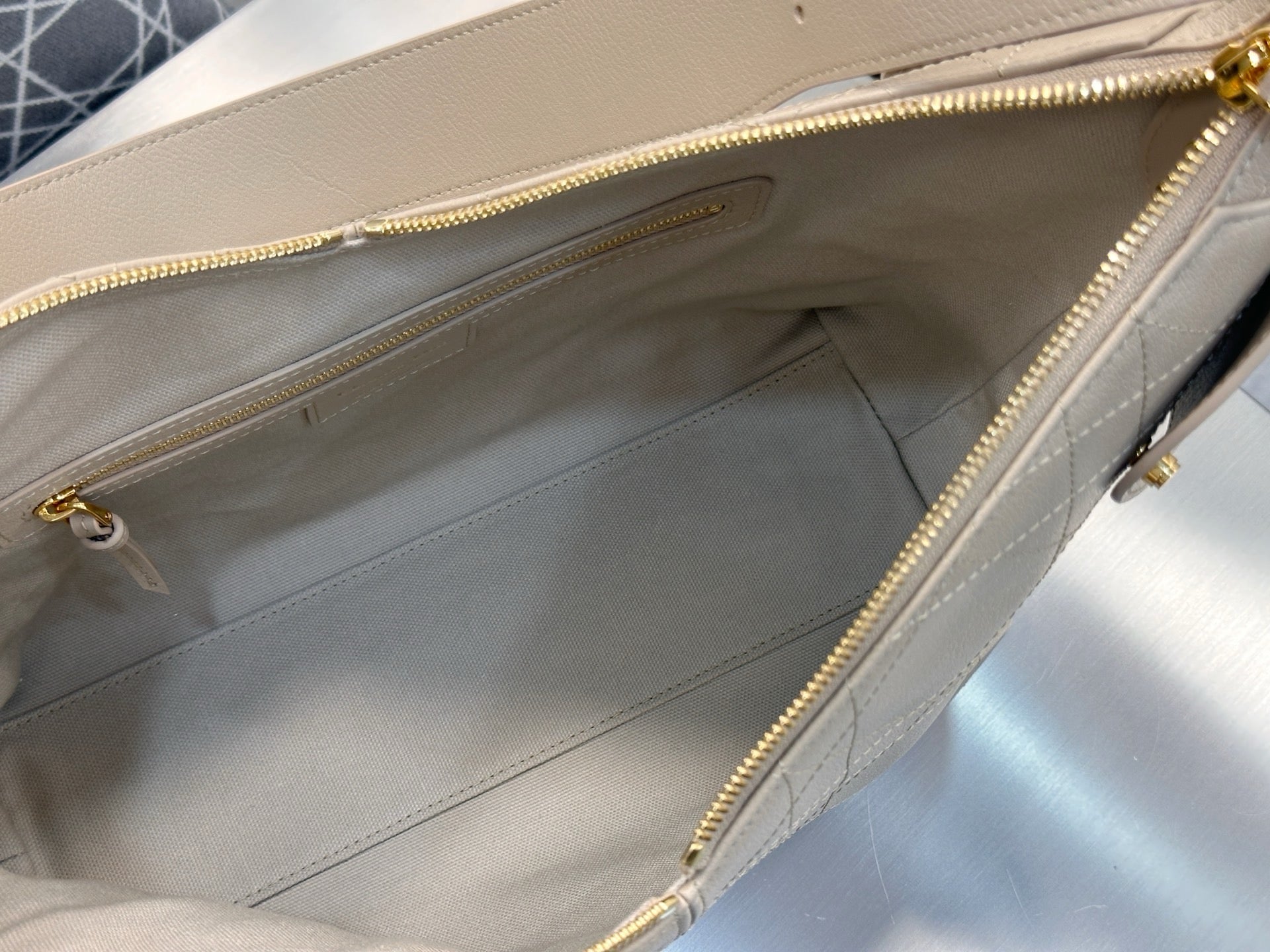 디올 보야주 백 플랫 매크로 까나쥬 그레인드 카프스킨 미디움