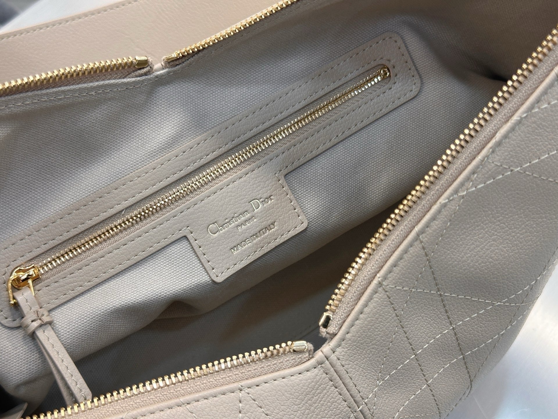 디올 보야주 백 플랫 매크로 까나쥬 그레인드 카프스킨 미디움