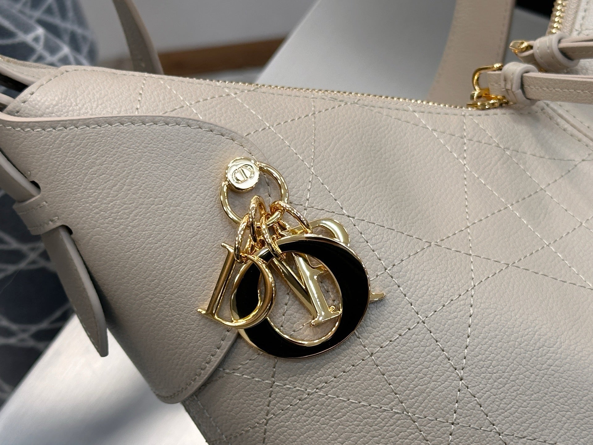 디올 보야주 백 플랫 매크로 까나쥬 그레인드 카프스킨 미디움