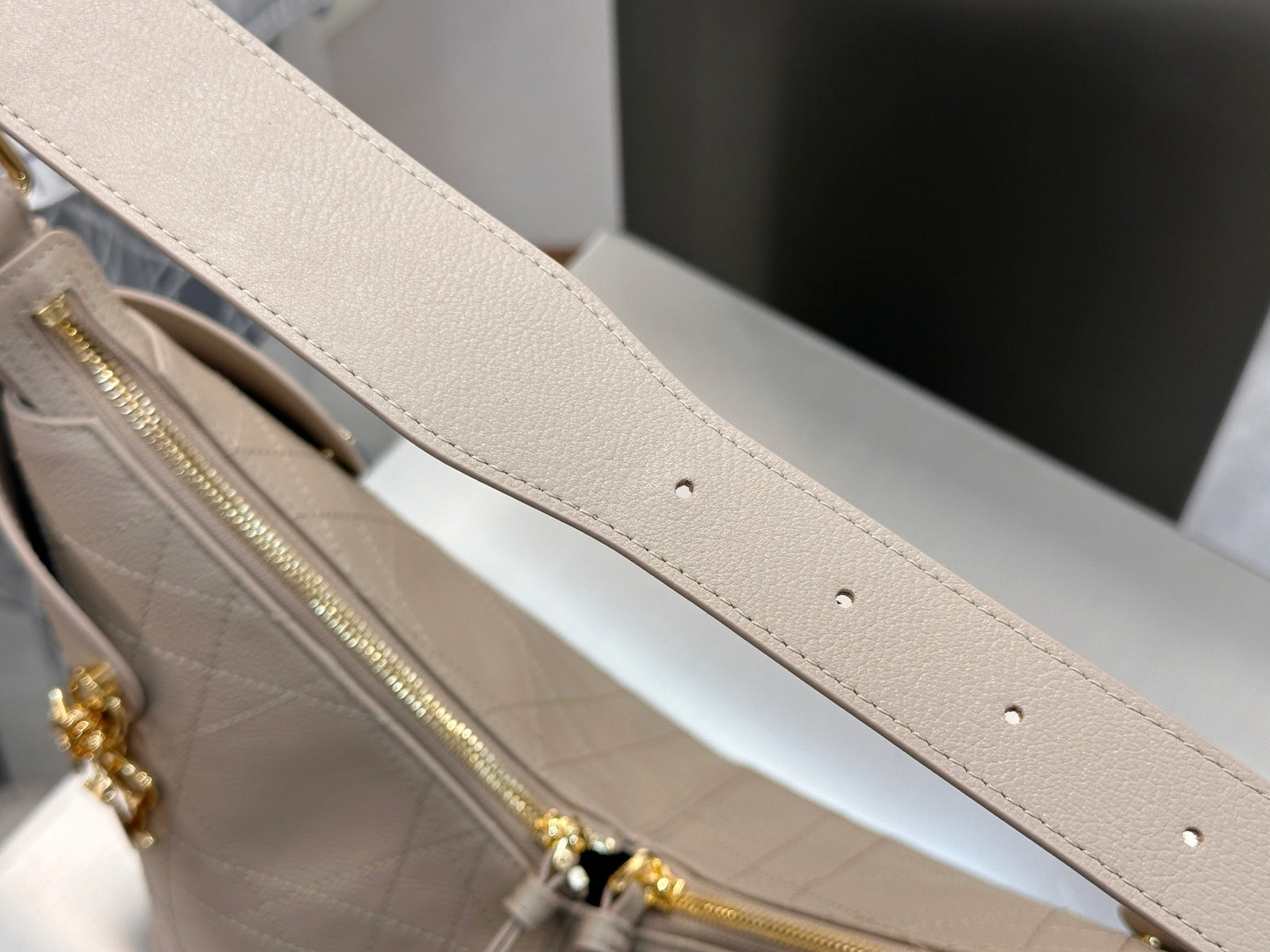 디올 보야주 백 플랫 매크로 까나쥬 그레인드 카프스킨 미디움