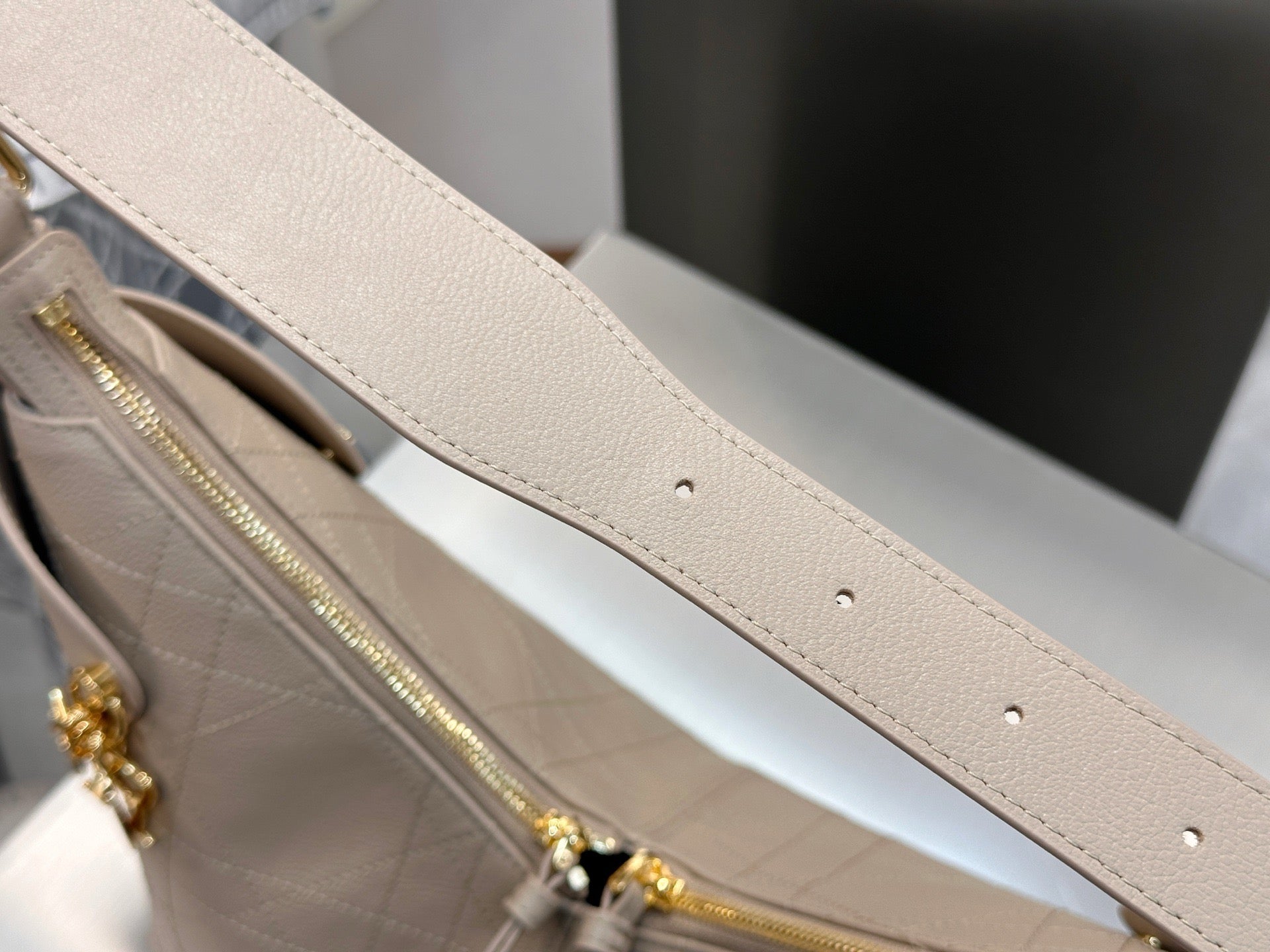 디올 보야주 백 플랫 매크로 까나쥬 그레인드 카프스킨 미디움