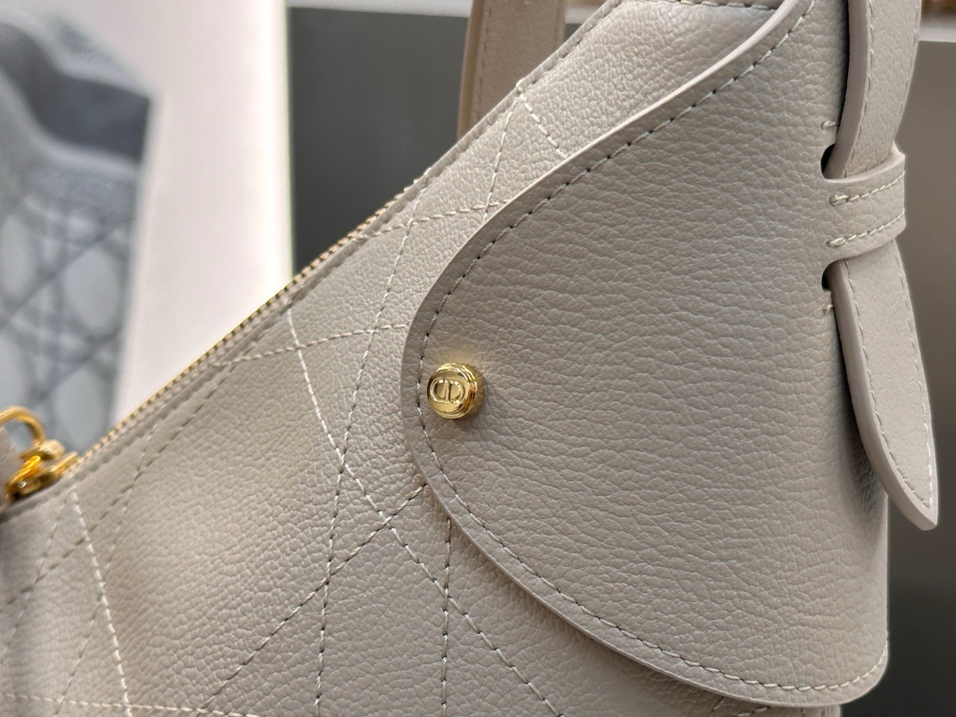 디올 보야주 백 플랫 매크로 까나쥬 그레인드 카프스킨 미디움