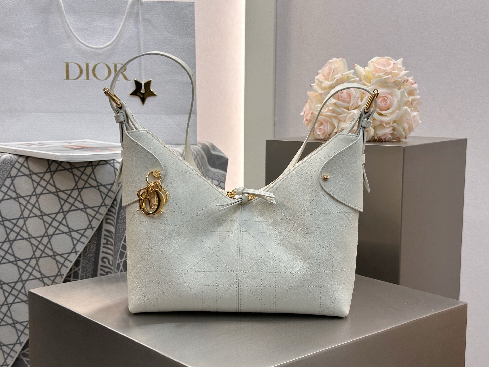 디올 보야주 백 플랫 매크로 까나쥬 그레인드 카프스킨 미디움