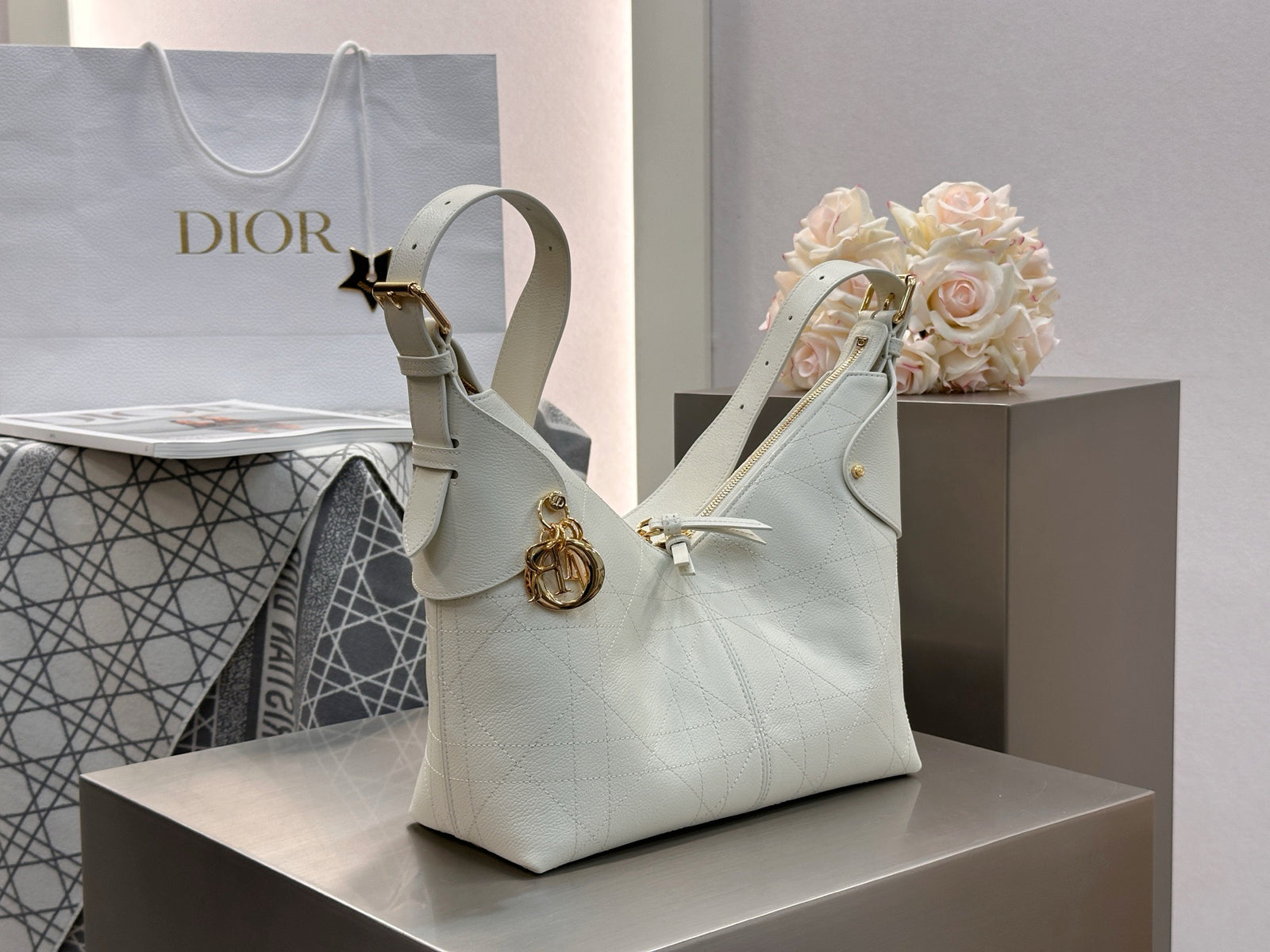 디올 보야주 백 플랫 매크로 까나쥬 그레인드 카프스킨 미디움