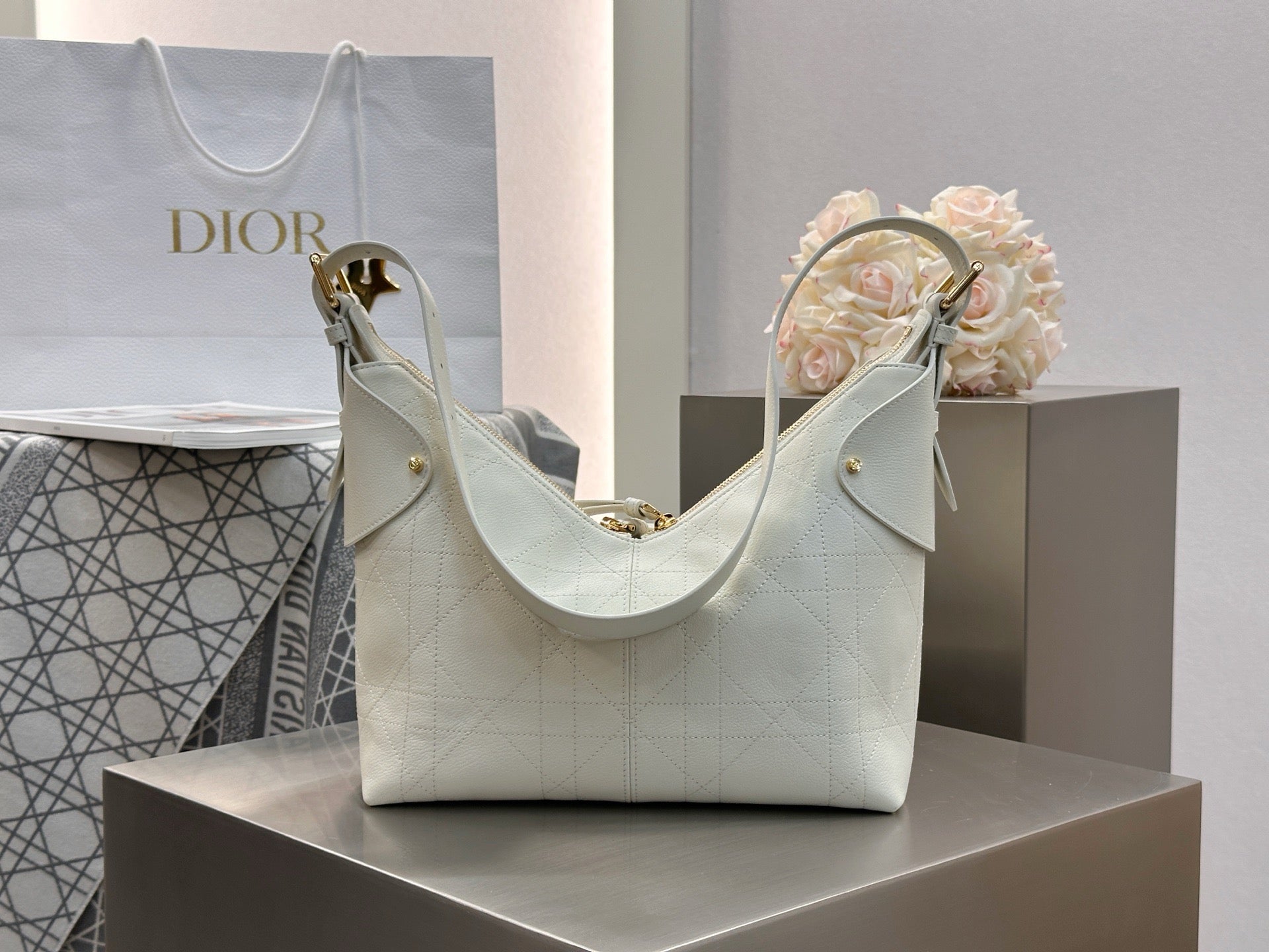 디올 보야주 백 플랫 매크로 까나쥬 그레인드 카프스킨 미디움