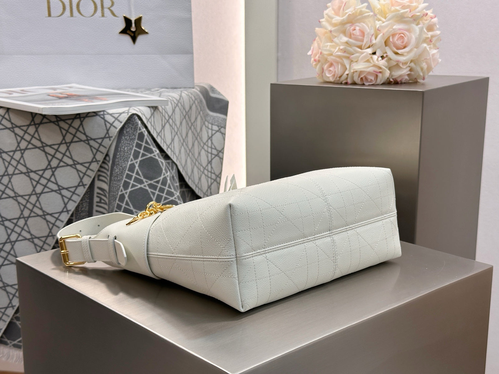 디올 보야주 백 플랫 매크로 까나쥬 그레인드 카프스킨 미디움