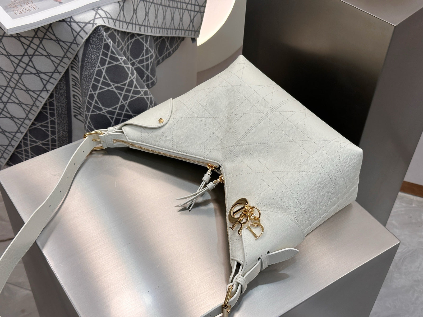 디올 보야주 백 플랫 매크로 까나쥬 그레인드 카프스킨 미디움