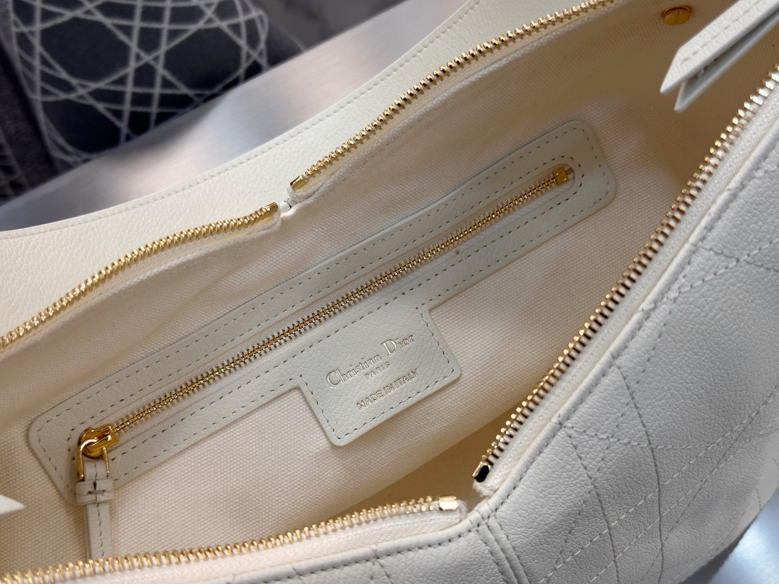 디올 보야주 백 플랫 매크로 까나쥬 그레인드 카프스킨 미디움