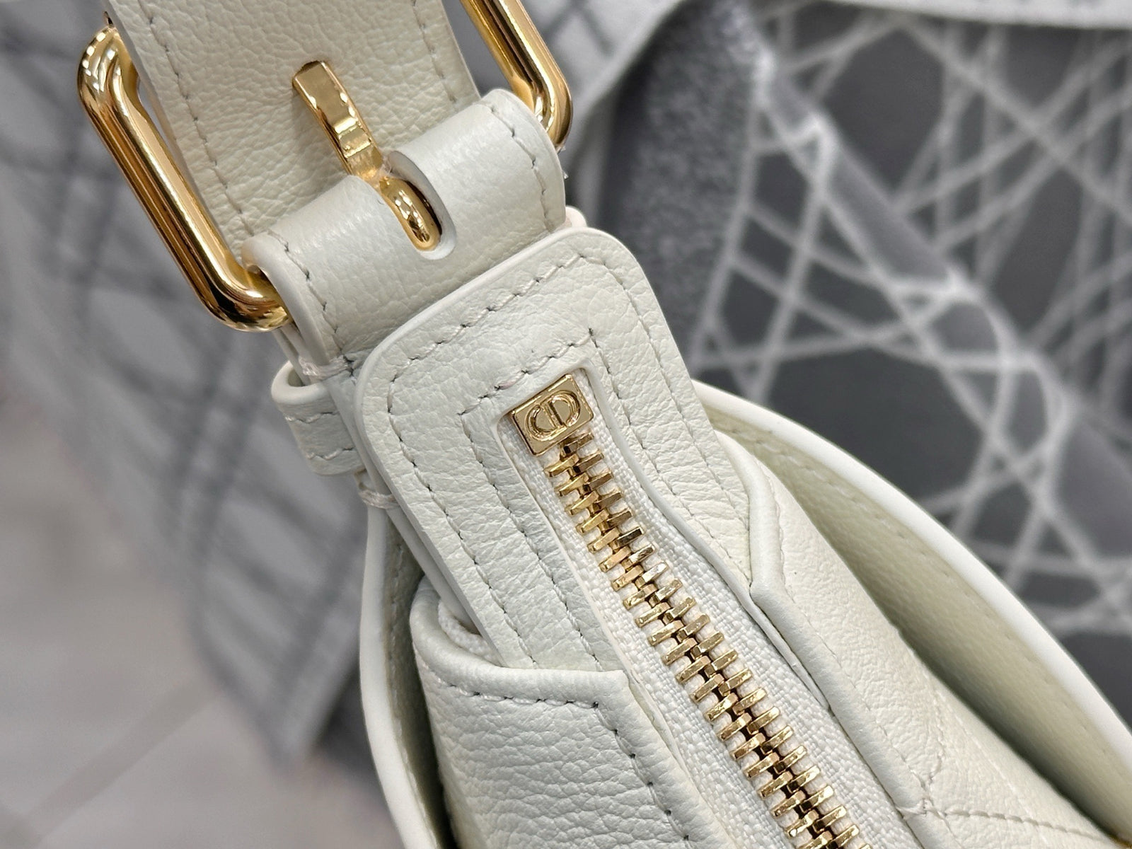 디올 보야주 백 플랫 매크로 까나쥬 그레인드 카프스킨 미디움