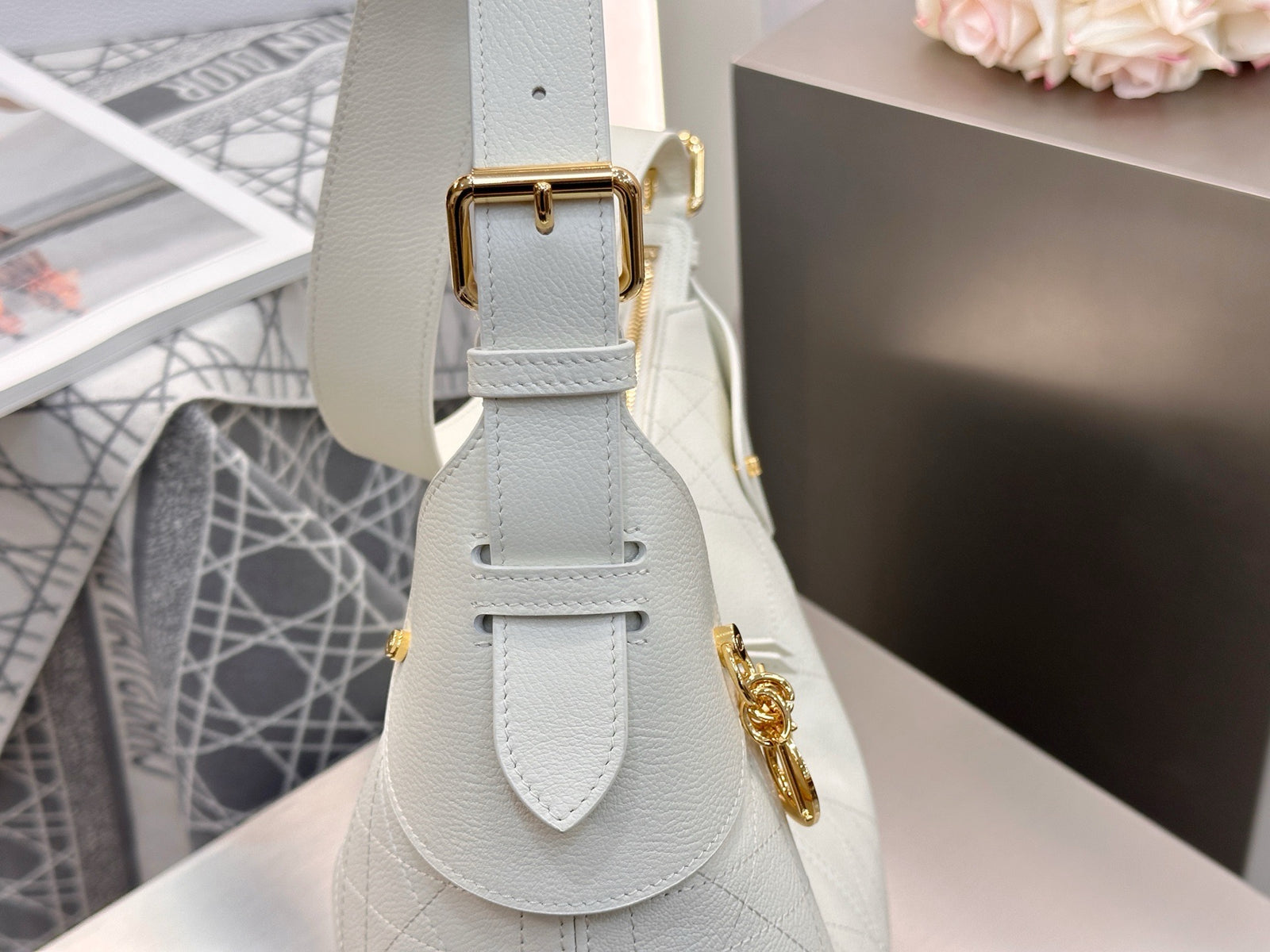 디올 보야주 백 플랫 매크로 까나쥬 그레인드 카프스킨 미디움