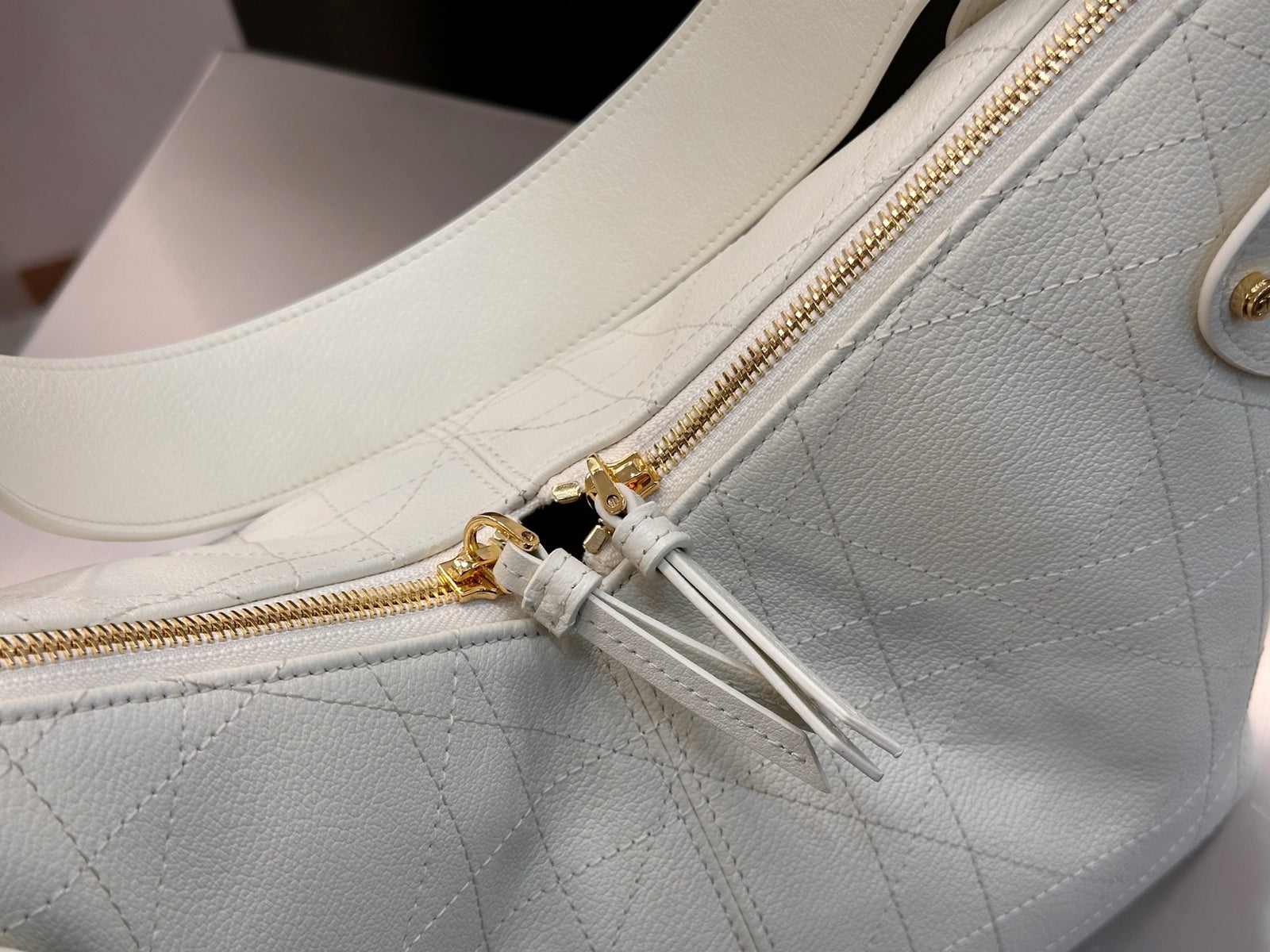 디올 보야주 백 플랫 매크로 까나쥬 그레인드 카프스킨 미디움