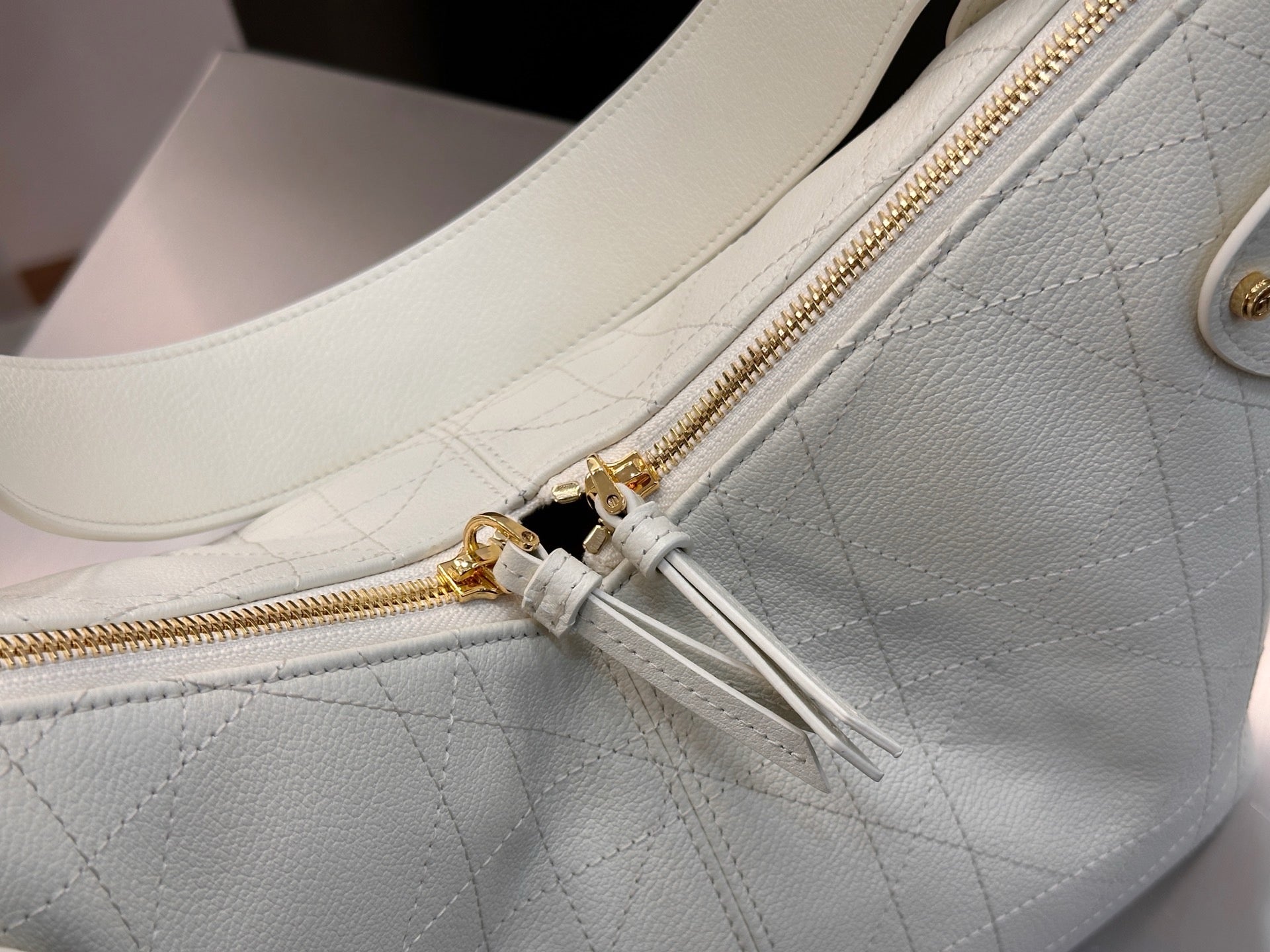 디올 보야주 백 플랫 매크로 까나쥬 그레인드 카프스킨 미디움