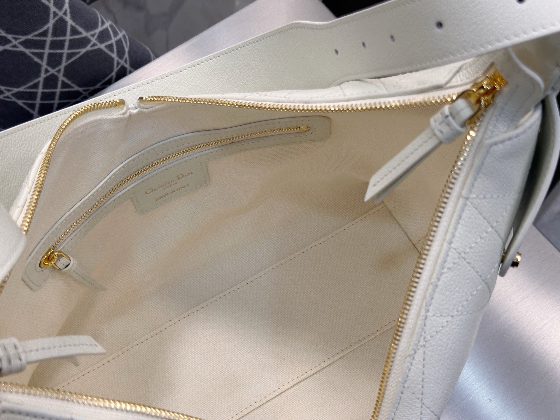 디올 보야주 백 플랫 매크로 까나쥬 그레인드 카프스킨 미디움