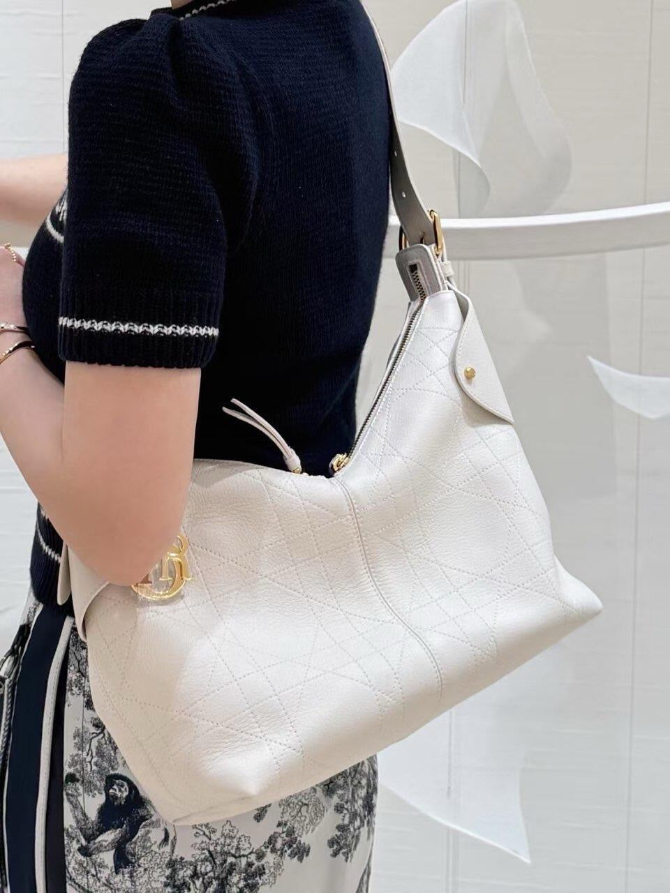 디올 보야주 백 플랫 매크로 까나쥬 그레인드 카프스킨 미디움