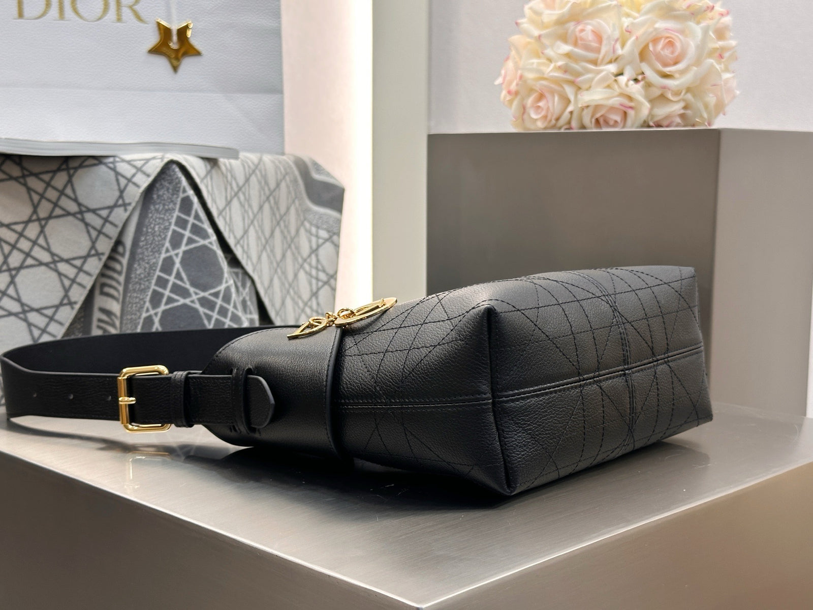 디올 보야주 백 플랫 매크로 까나쥬 그레인드 카프스킨 스몰