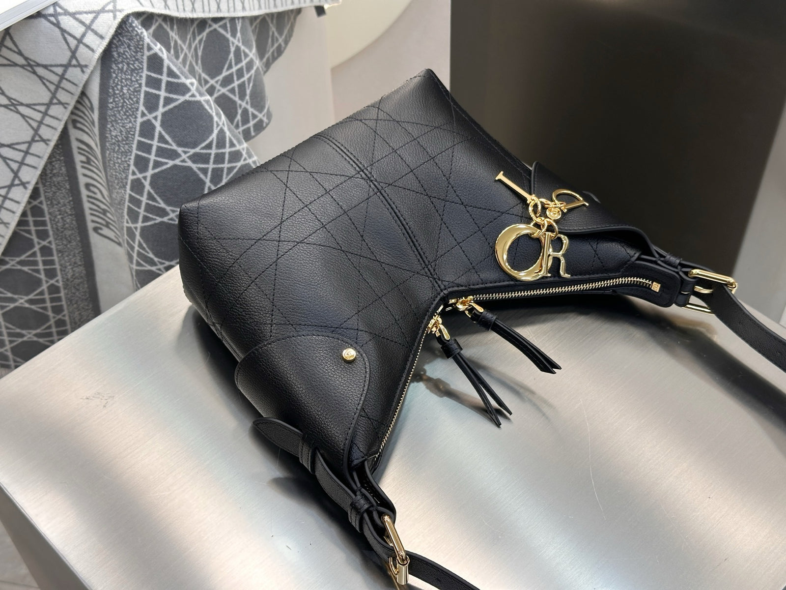 디올 보야주 백 플랫 매크로 까나쥬 그레인드 카프스킨 스몰