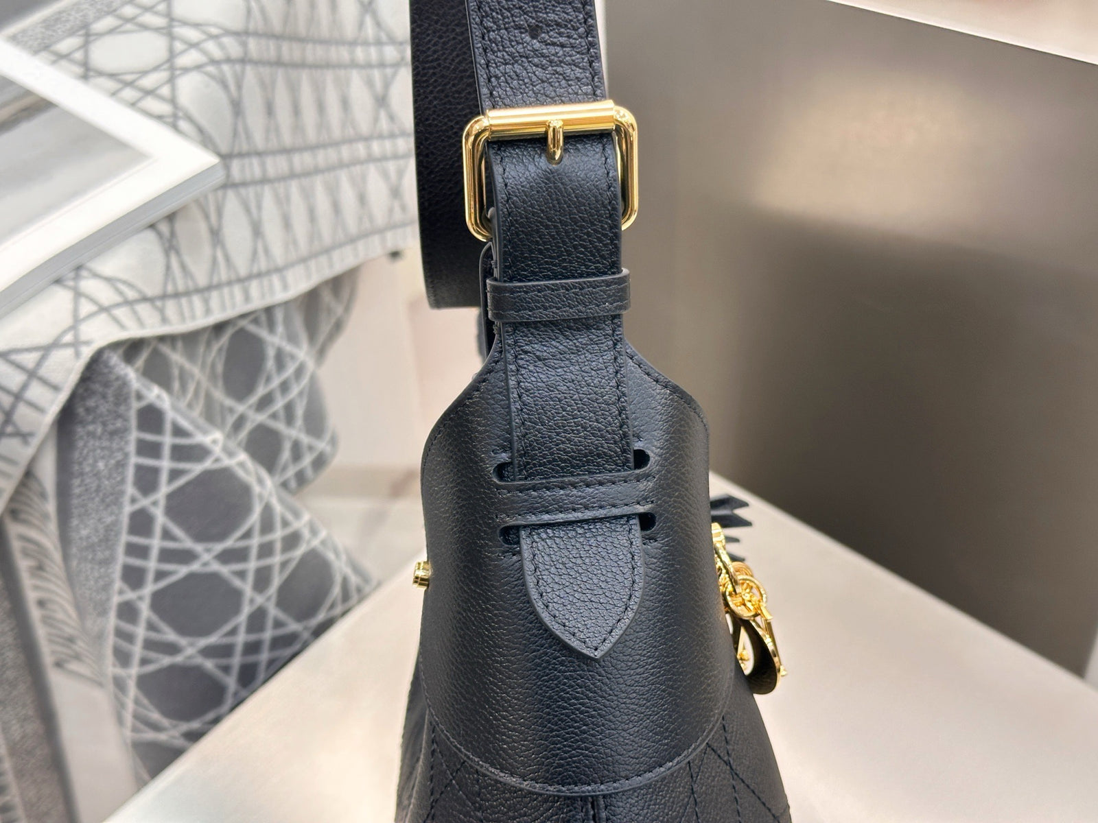 디올 보야주 백 플랫 매크로 까나쥬 그레인드 카프스킨 스몰