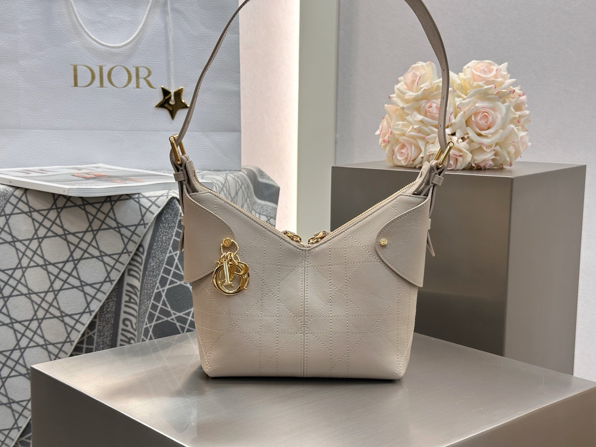 디올 보야주 백 플랫 매크로 까나쥬 그레인드 카프스킨 스몰