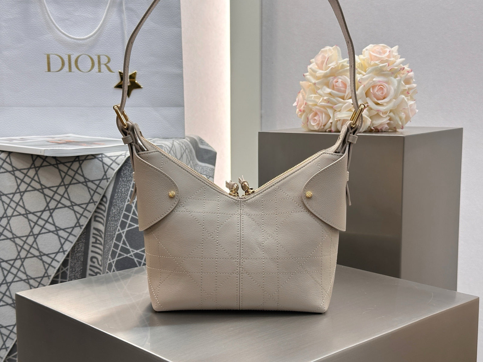 디올 보야주 백 플랫 매크로 까나쥬 그레인드 카프스킨 스몰