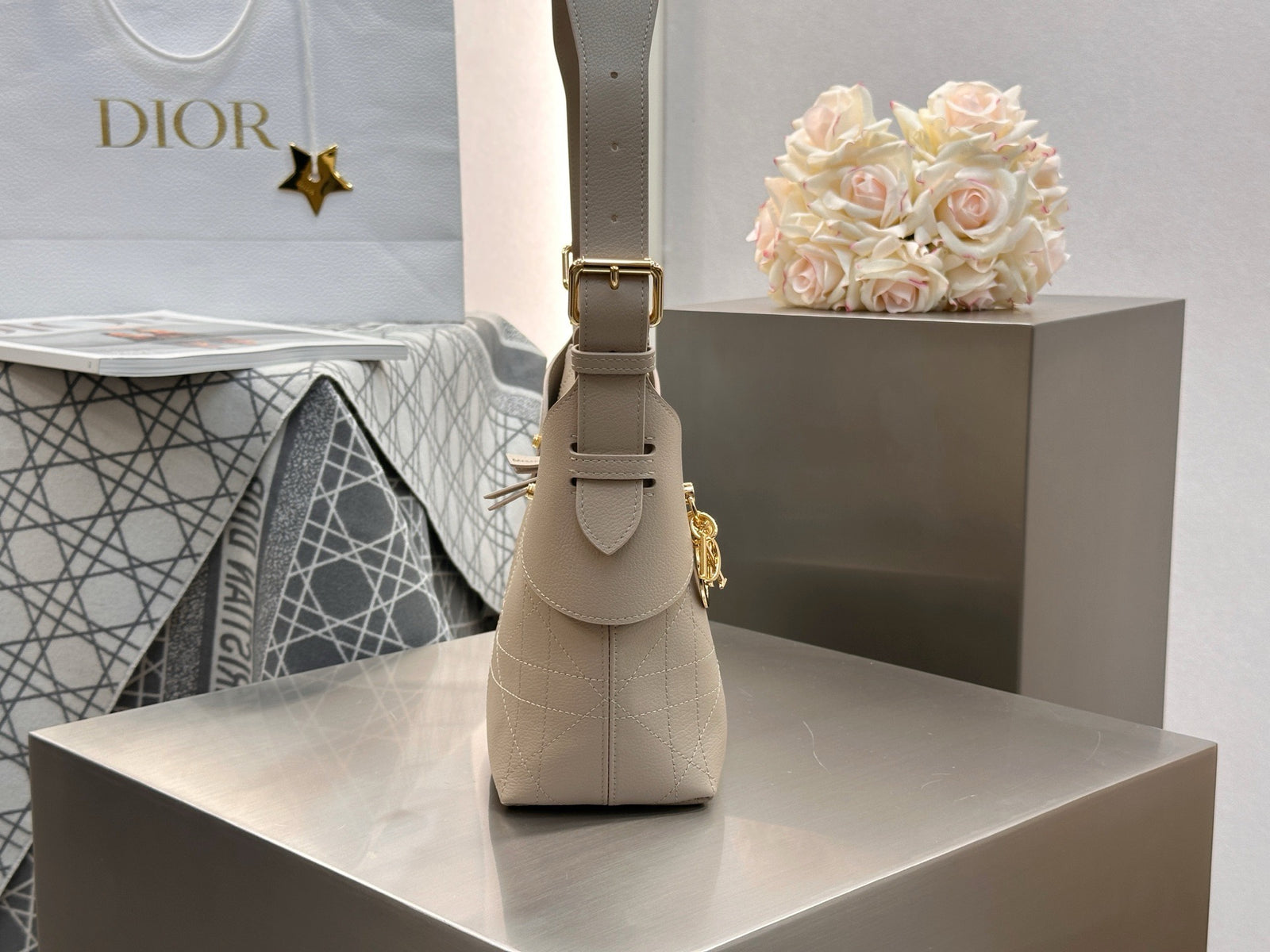 디올 보야주 백 플랫 매크로 까나쥬 그레인드 카프스킨 스몰