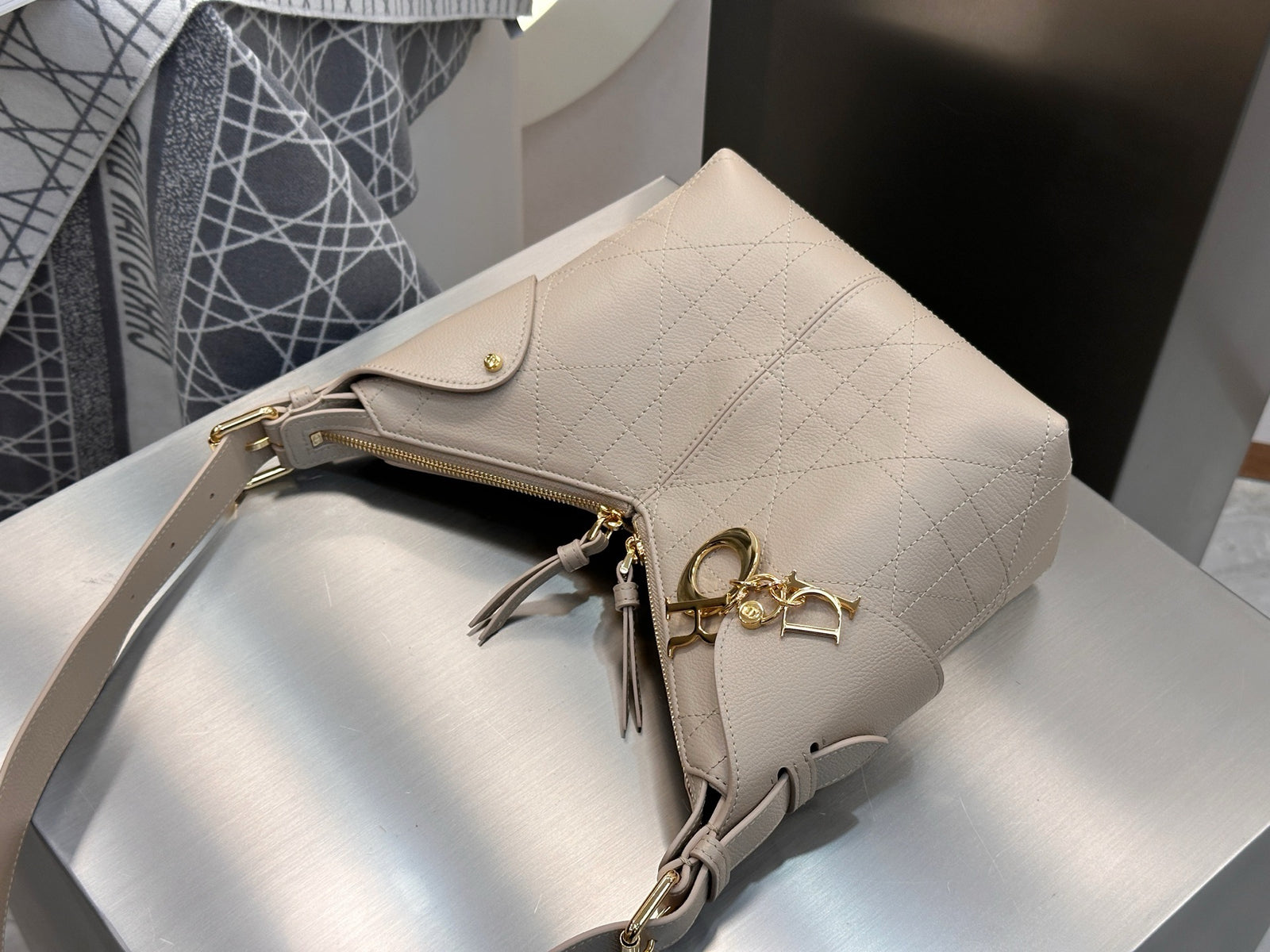 디올 보야주 백 플랫 매크로 까나쥬 그레인드 카프스킨 스몰