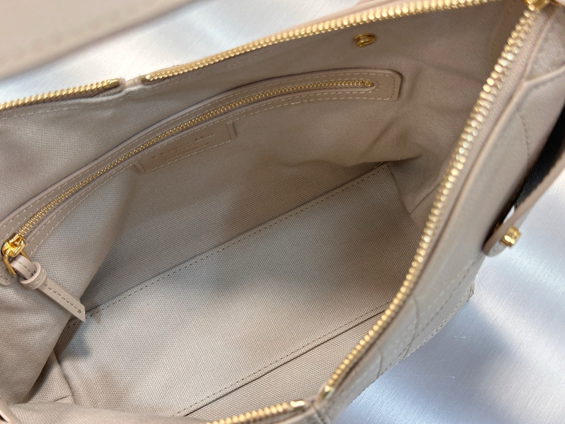 디올 보야주 백 플랫 매크로 까나쥬 그레인드 카프스킨 스몰