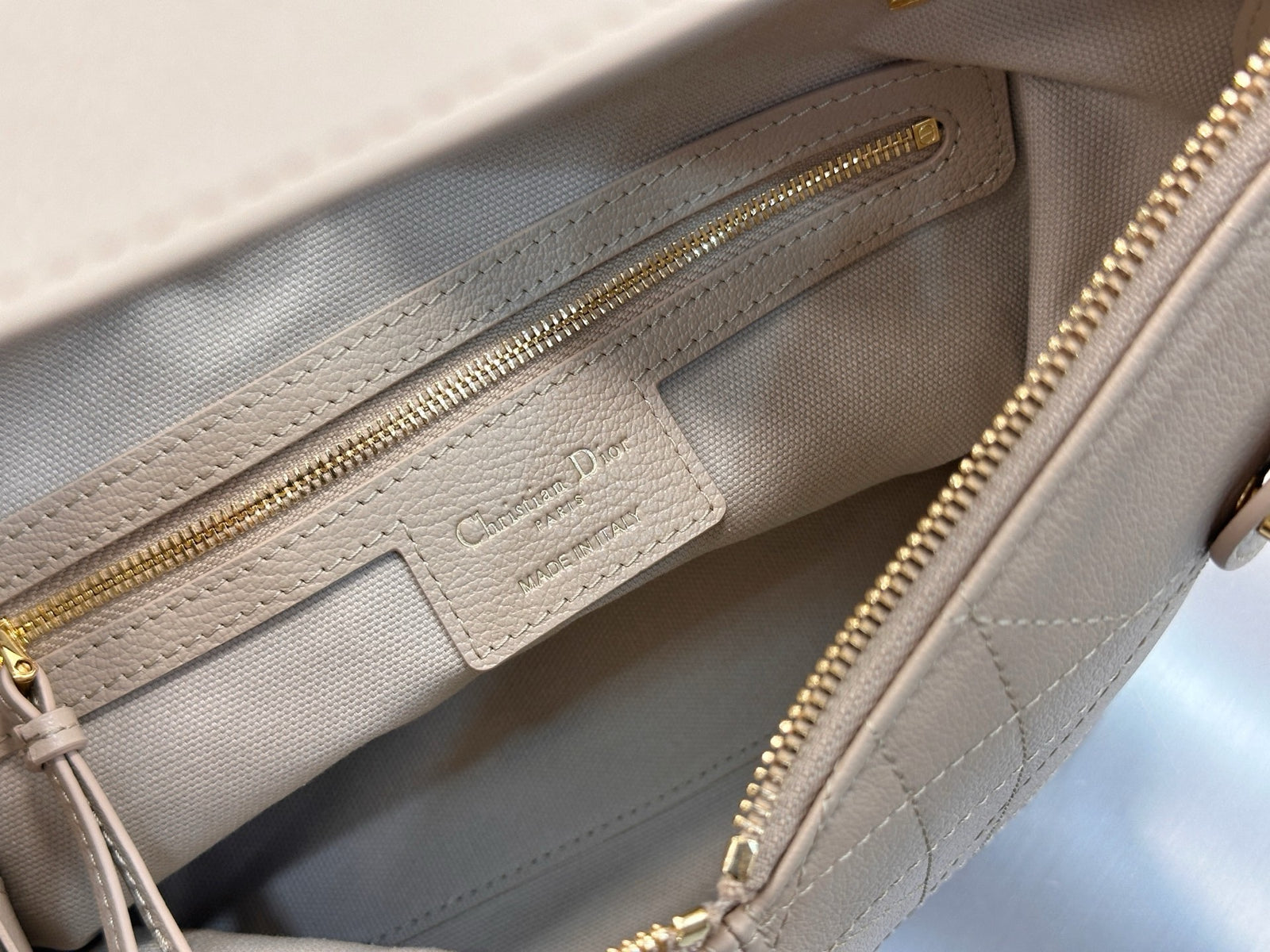 디올 보야주 백 플랫 매크로 까나쥬 그레인드 카프스킨 스몰