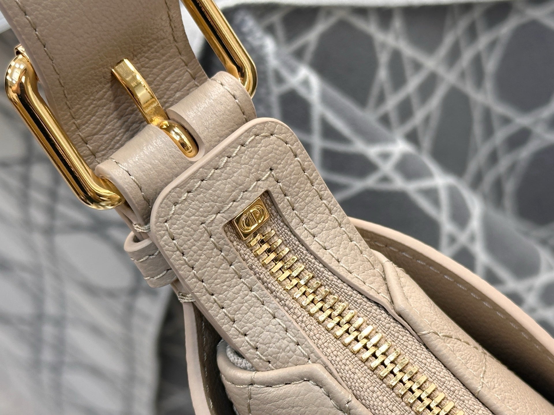 디올 보야주 백 플랫 매크로 까나쥬 그레인드 카프스킨 스몰