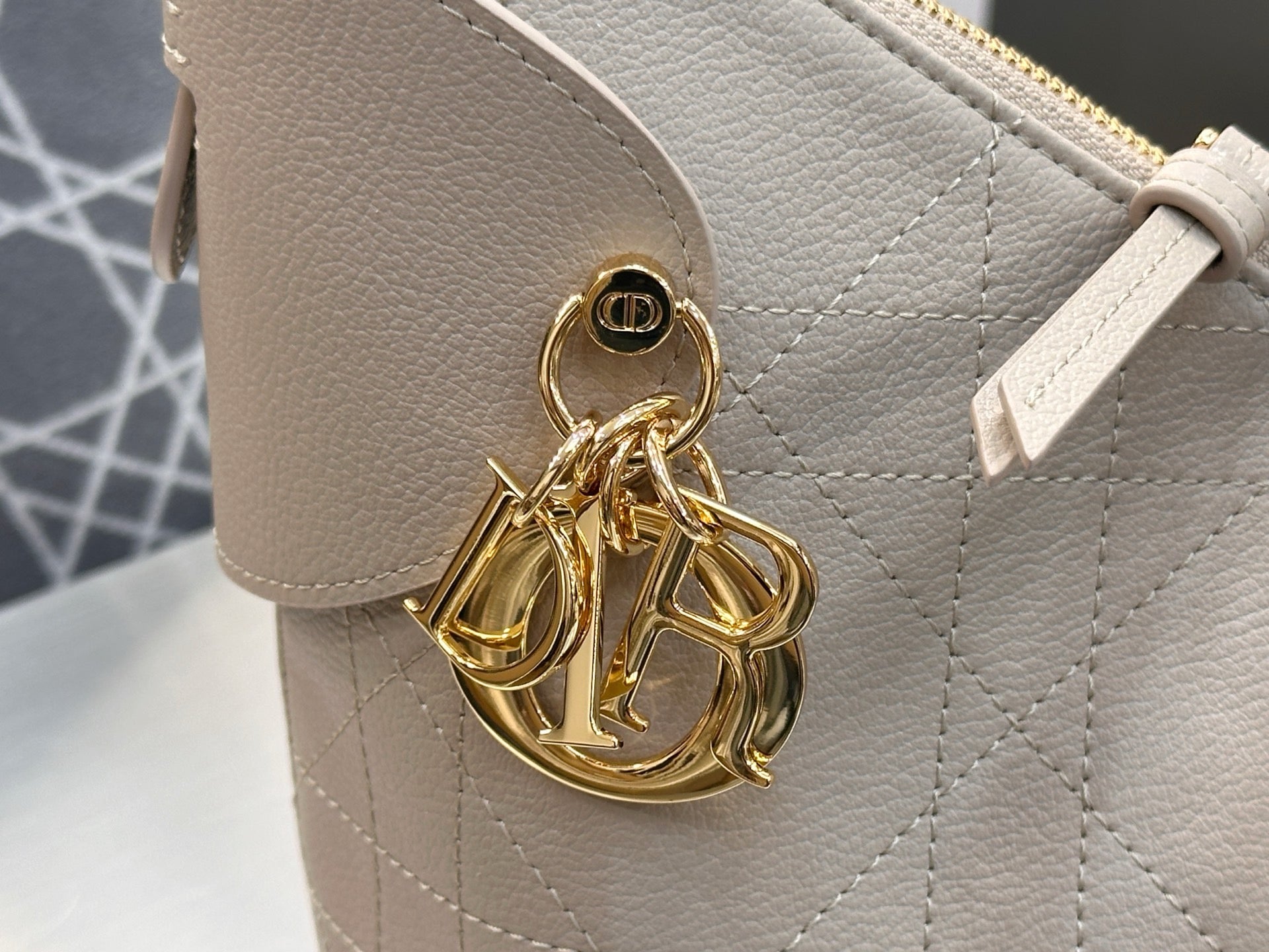 디올 보야주 백 플랫 매크로 까나쥬 그레인드 카프스킨 스몰