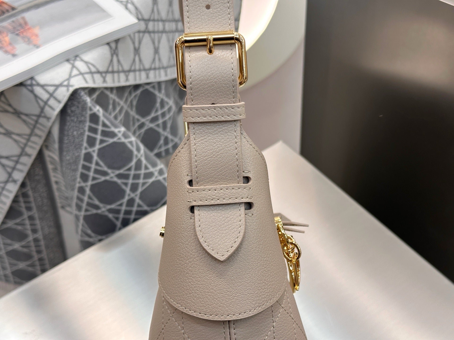 디올 보야주 백 플랫 매크로 까나쥬 그레인드 카프스킨 스몰